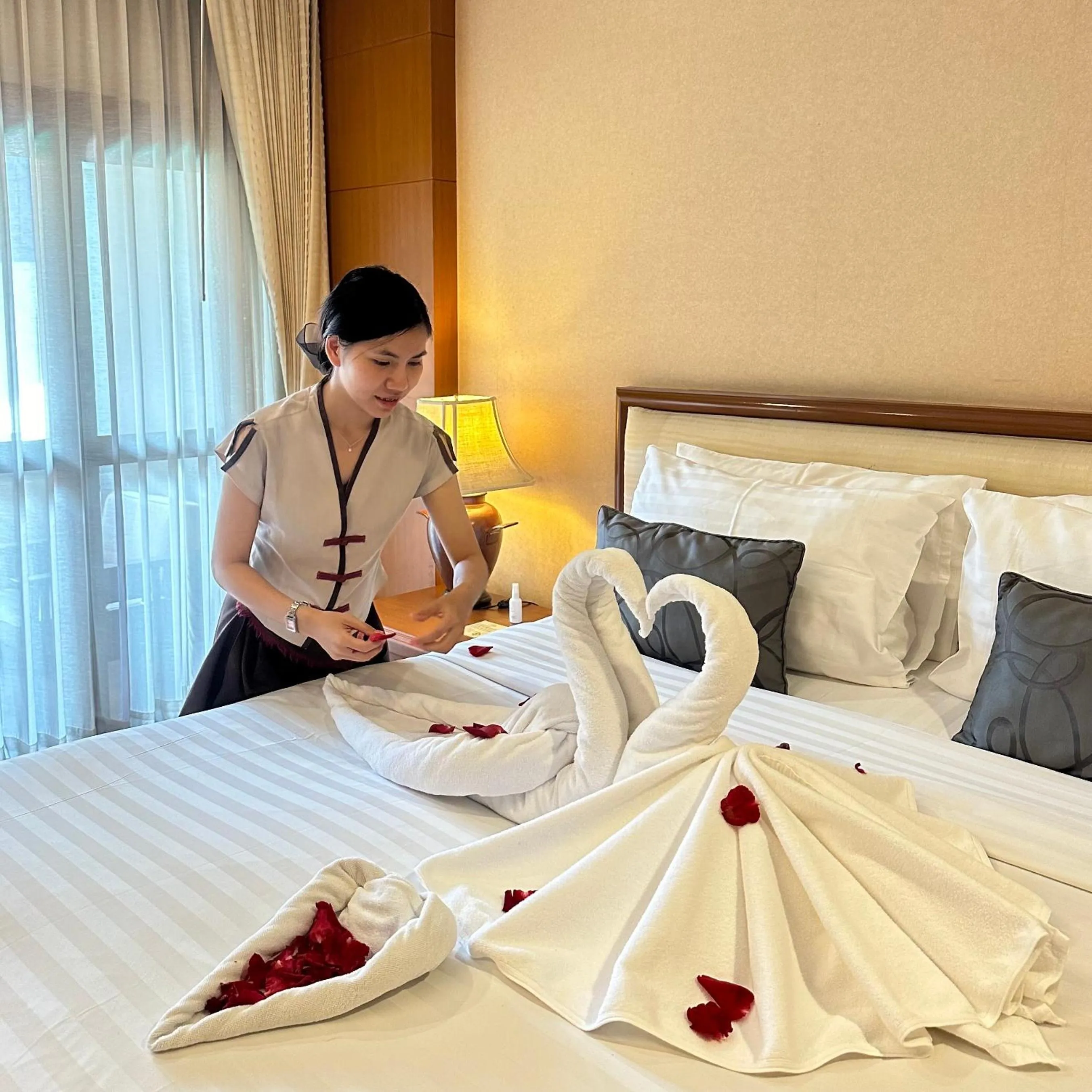 room service, Bed in The Rim Chiang Mai