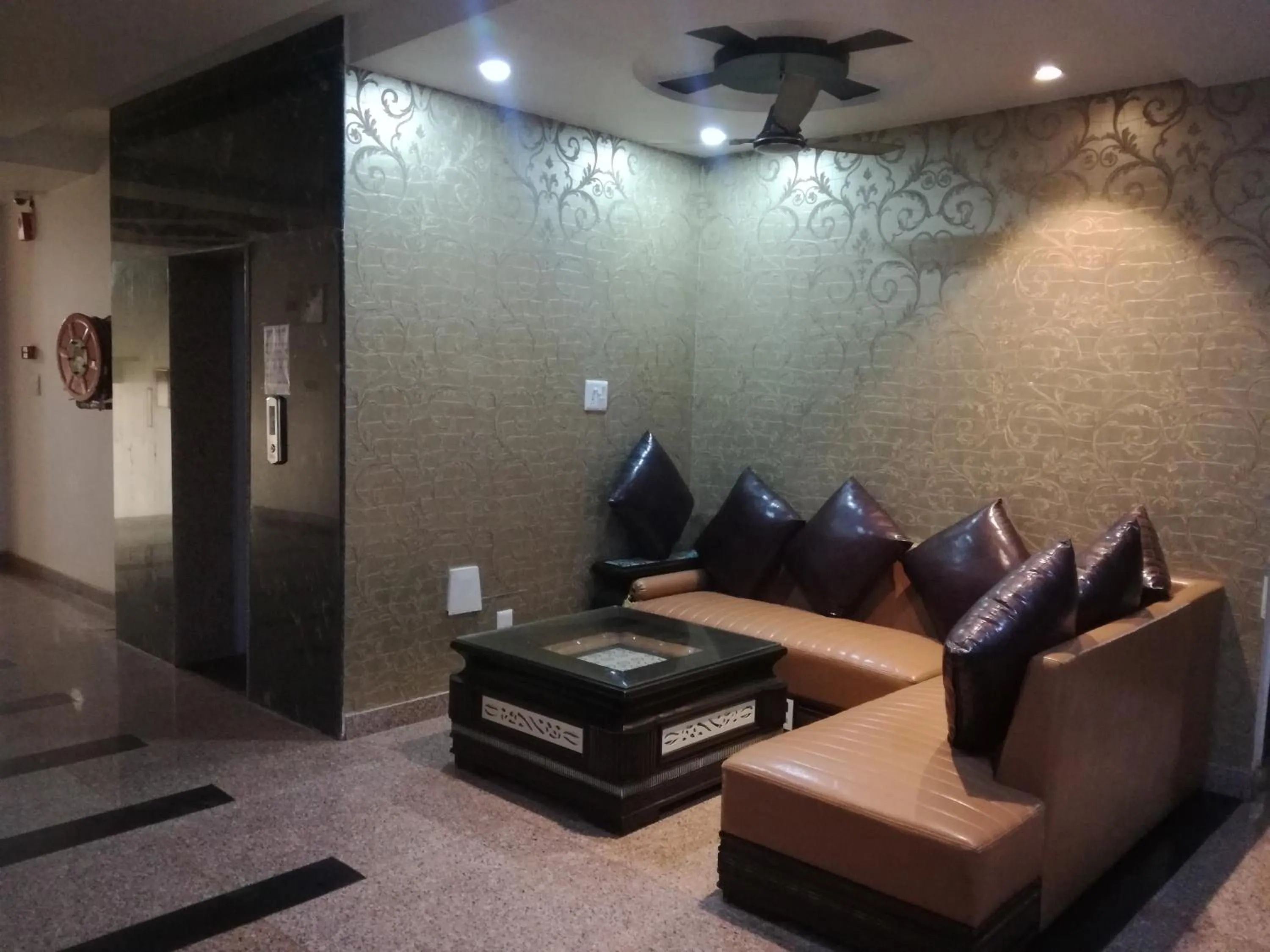 Hotel Dhanraj Palace