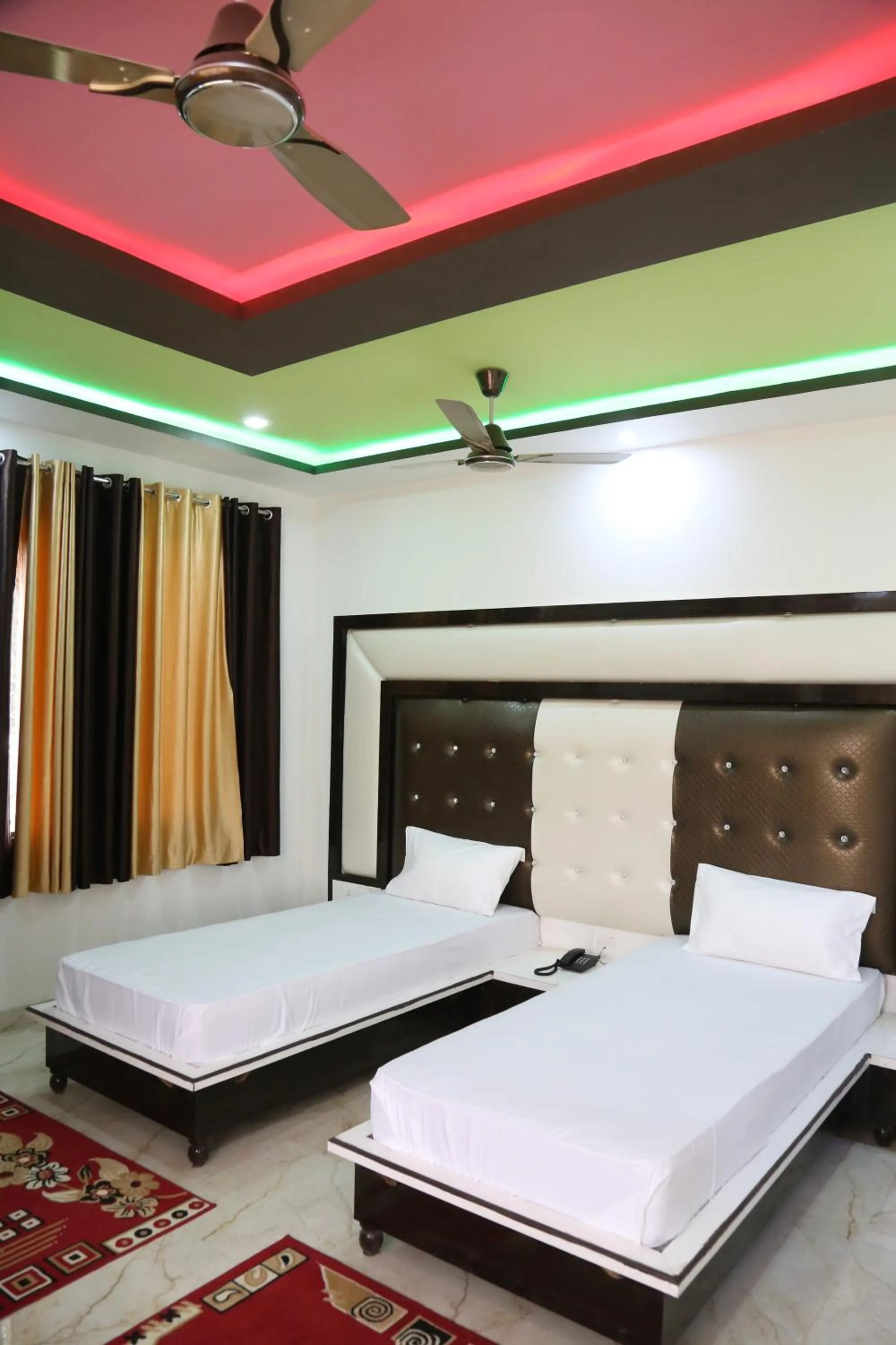 Bed in Hotel Dhanraj Palace