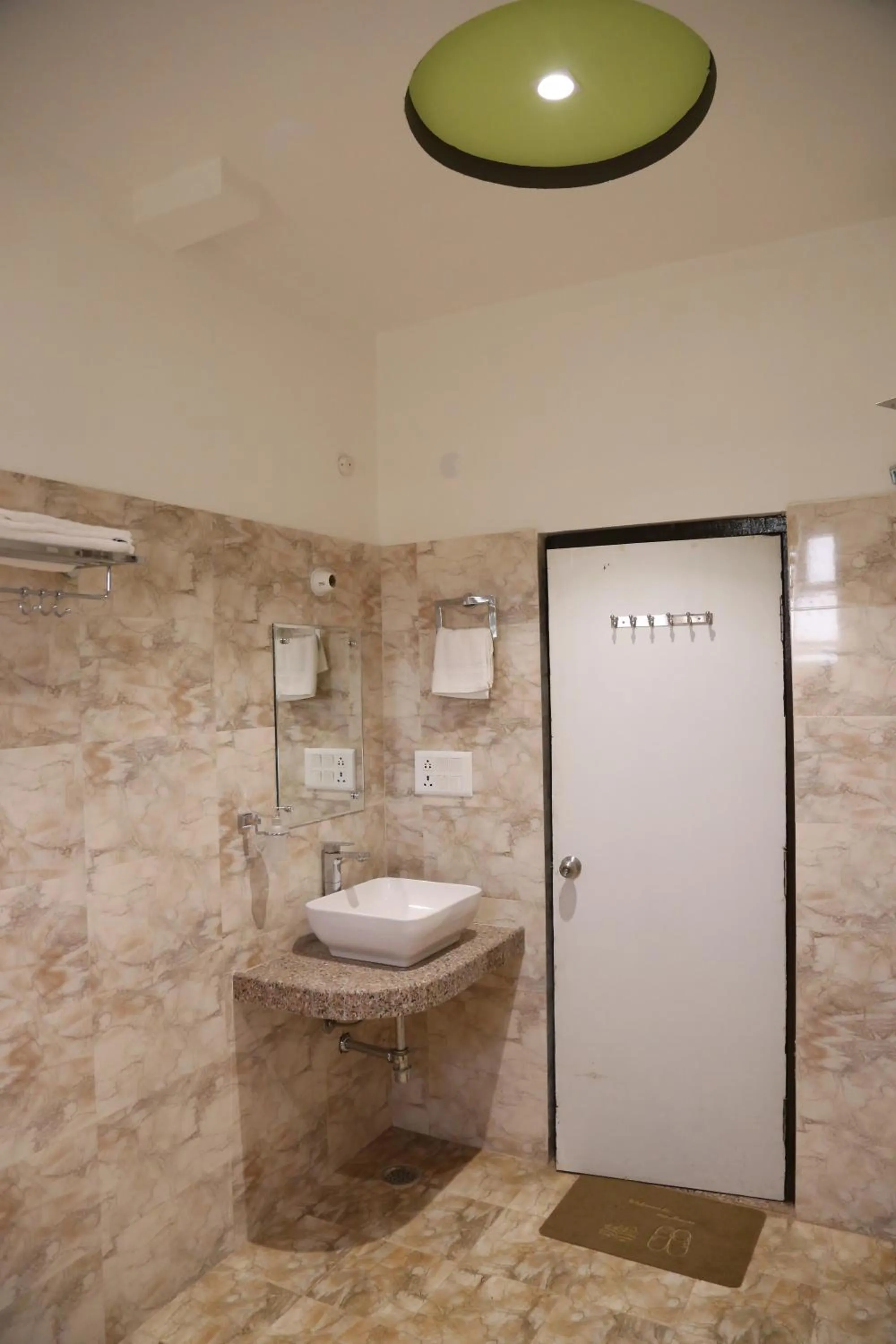 Toilet in Hotel Dhanraj Palace