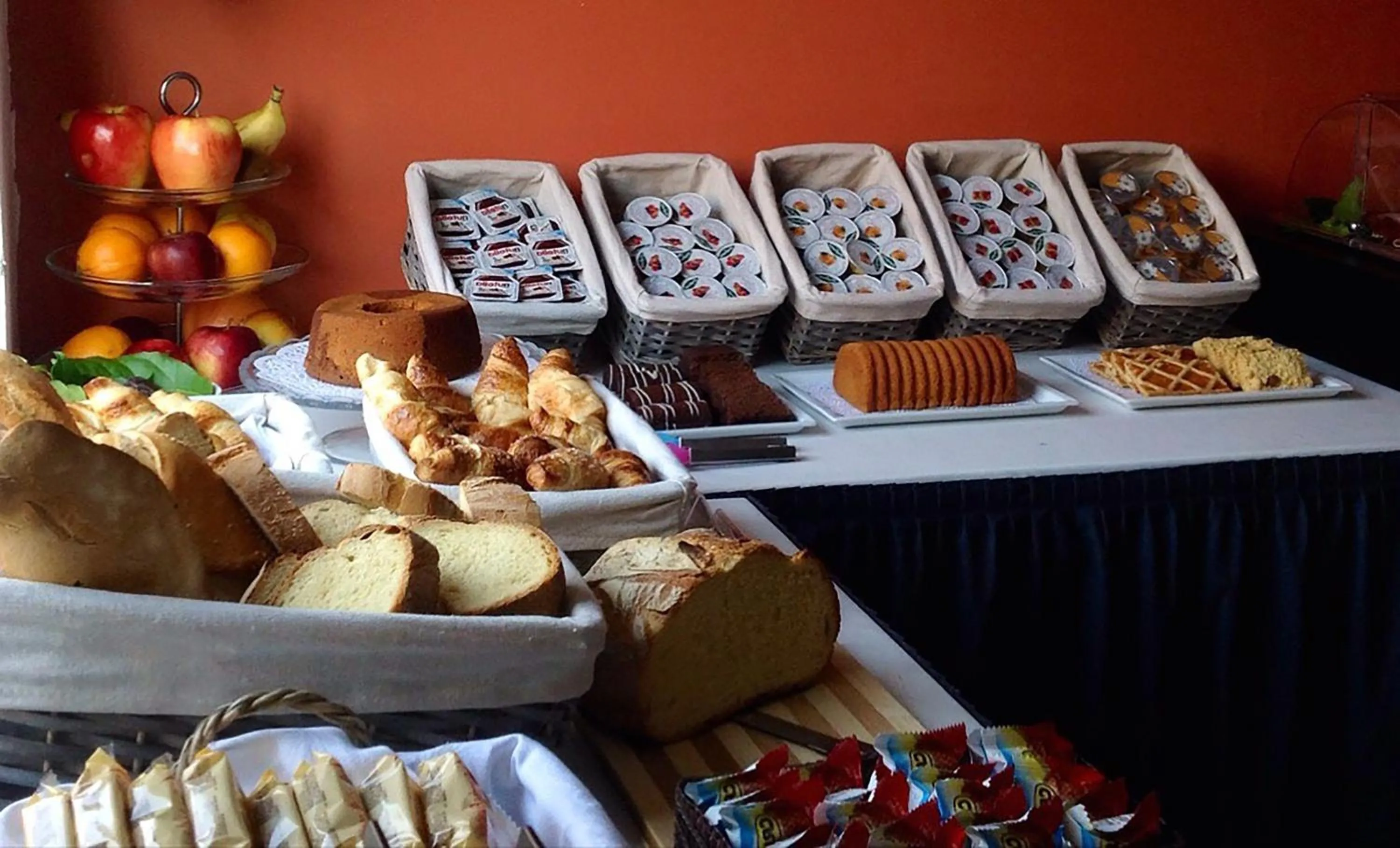 Communal lounge/ TV room in Hotel Forum