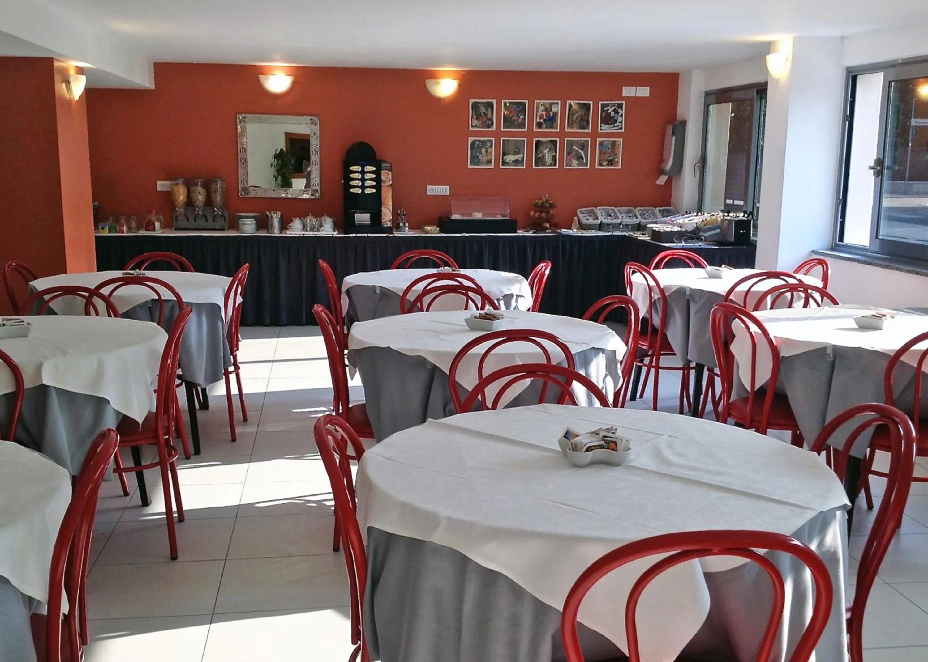 Restaurant/places to eat in Hotel Forum