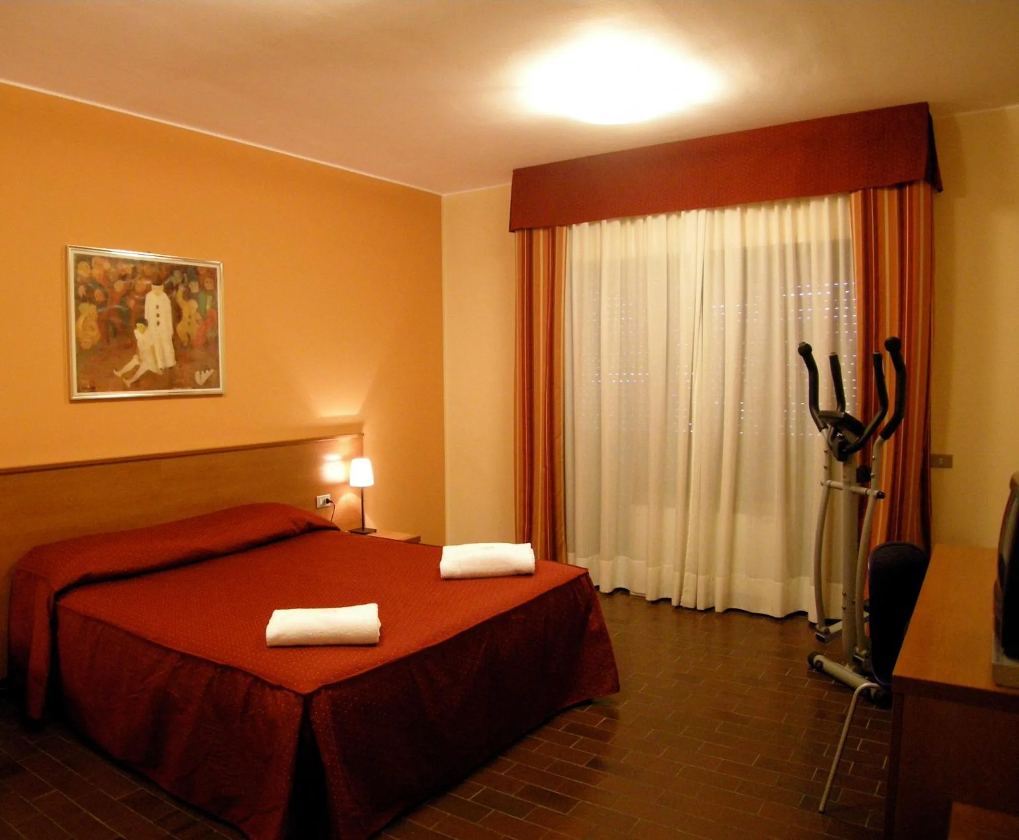 Shower, Bed in Hotel Forum