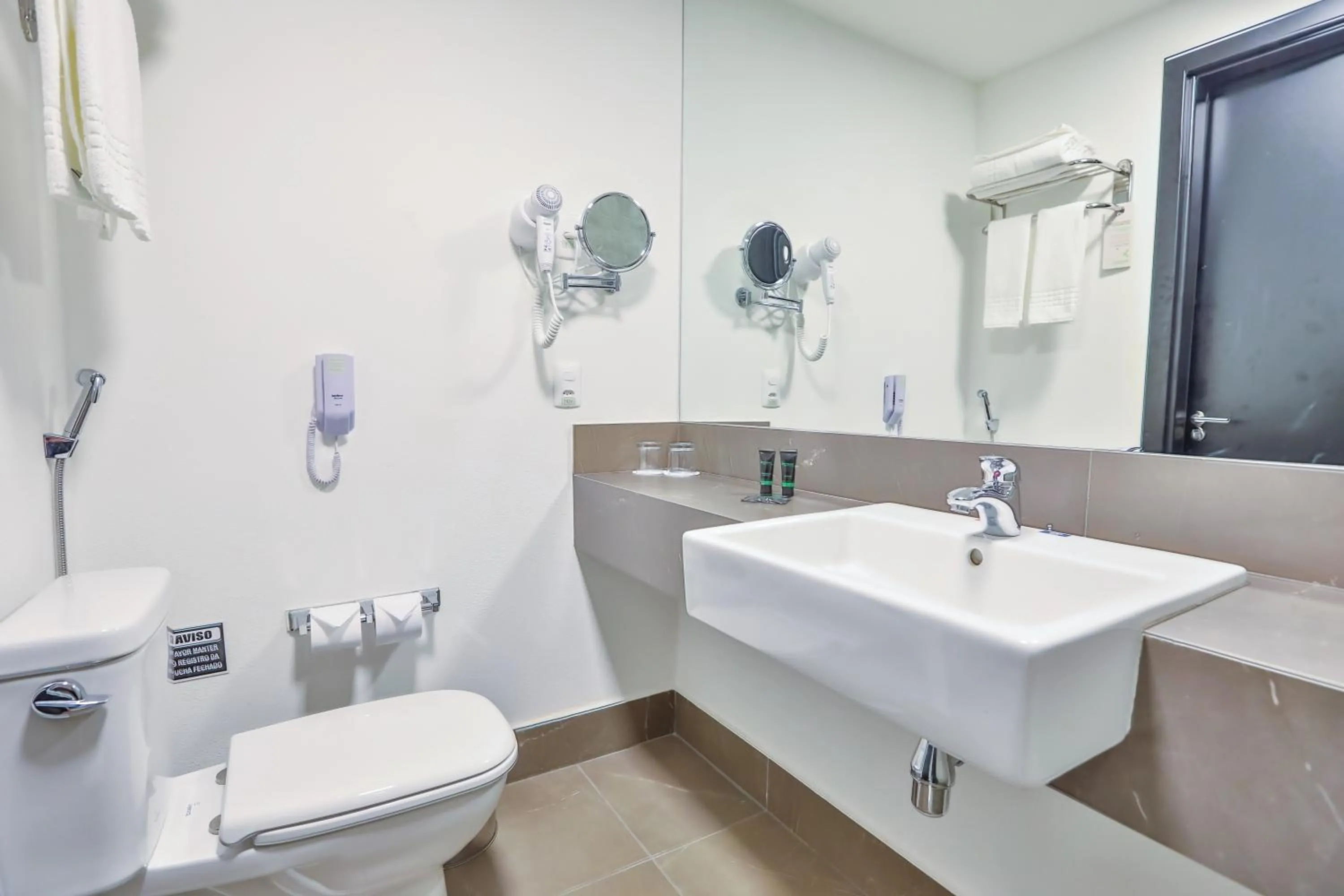 Bathroom in Wyndham Garden Ribeirão Preto Convention