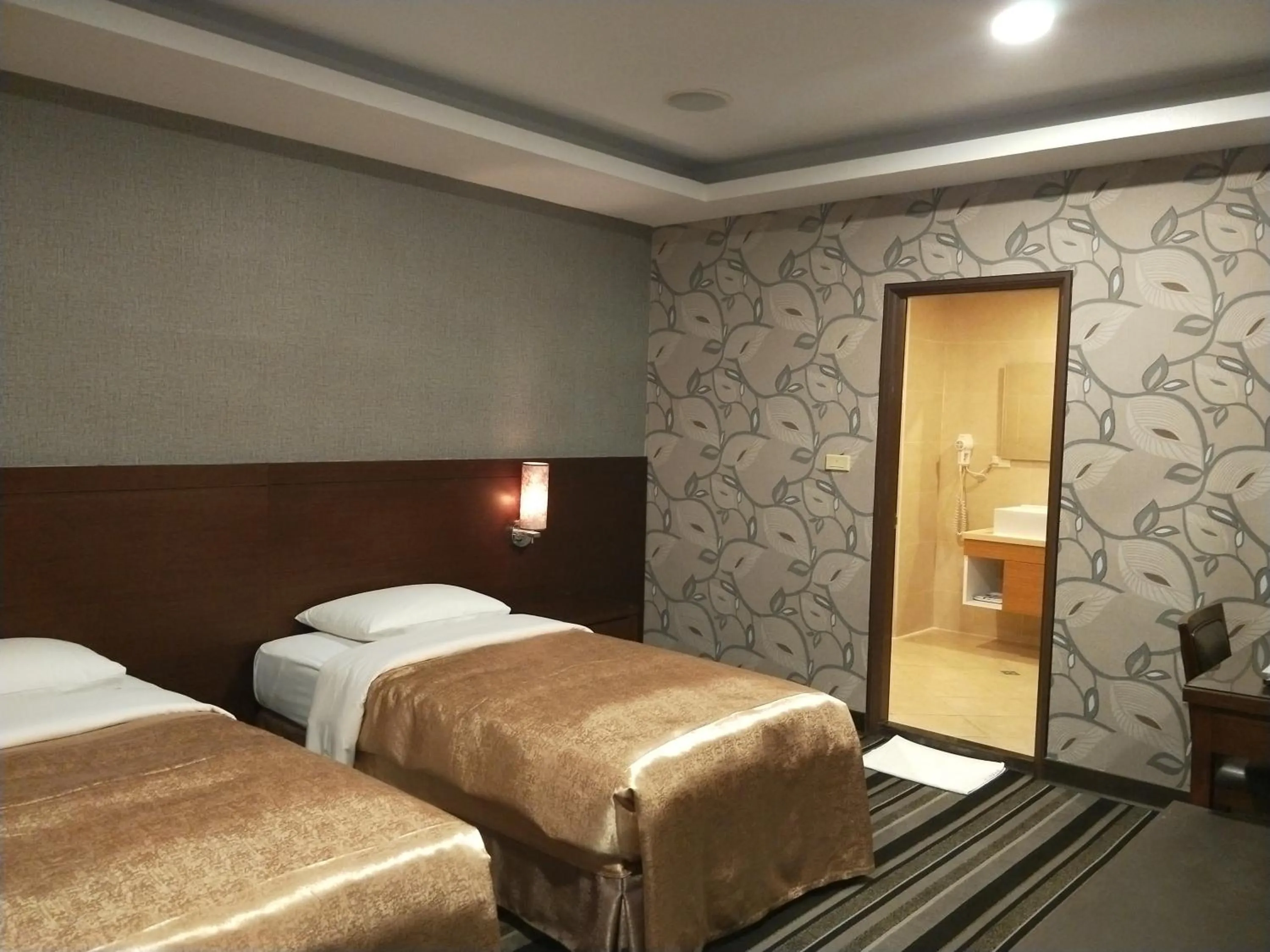 Bed in Metropolis Hotel