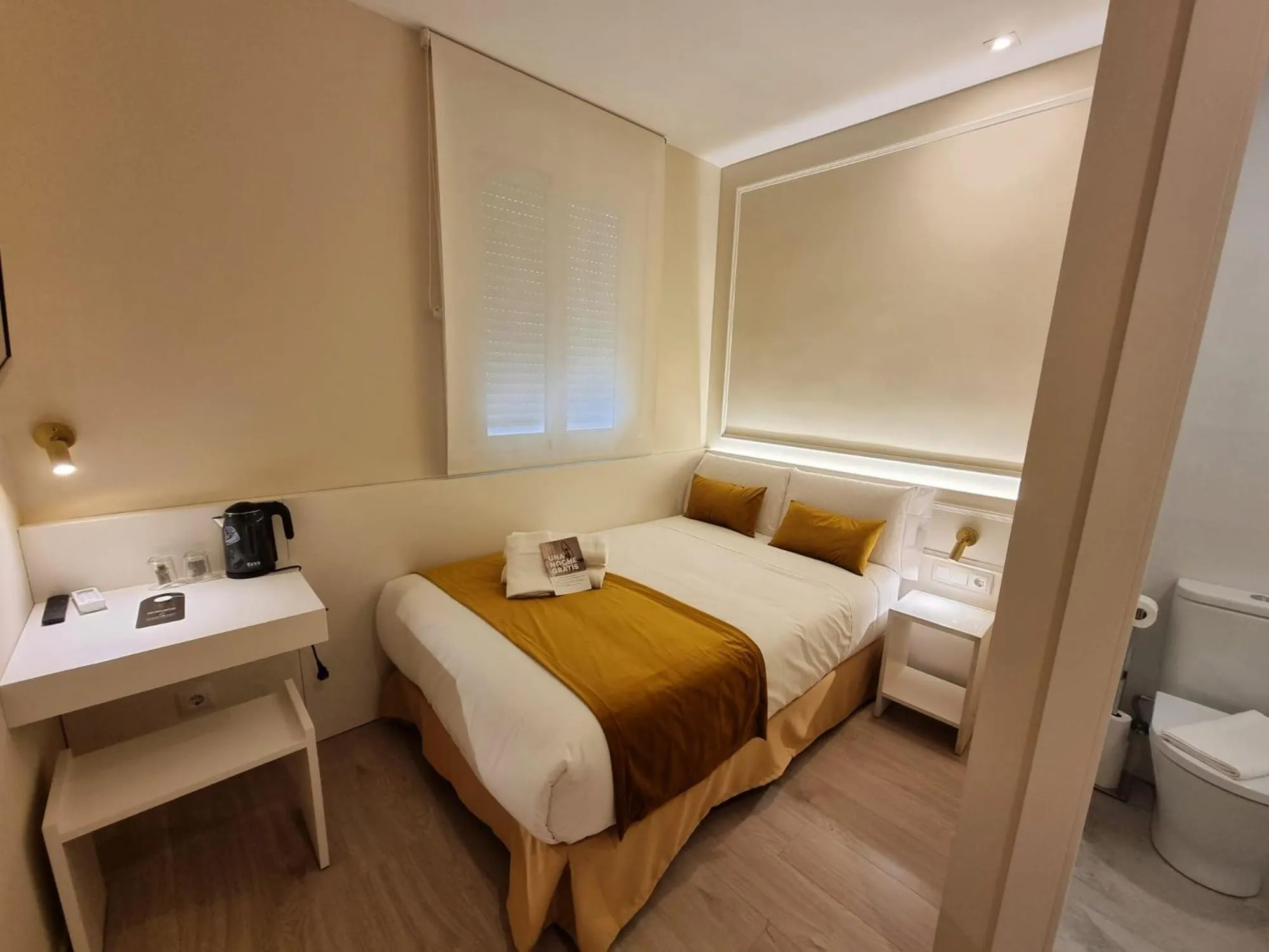 Photo of the whole room, Bed in CH Velarde