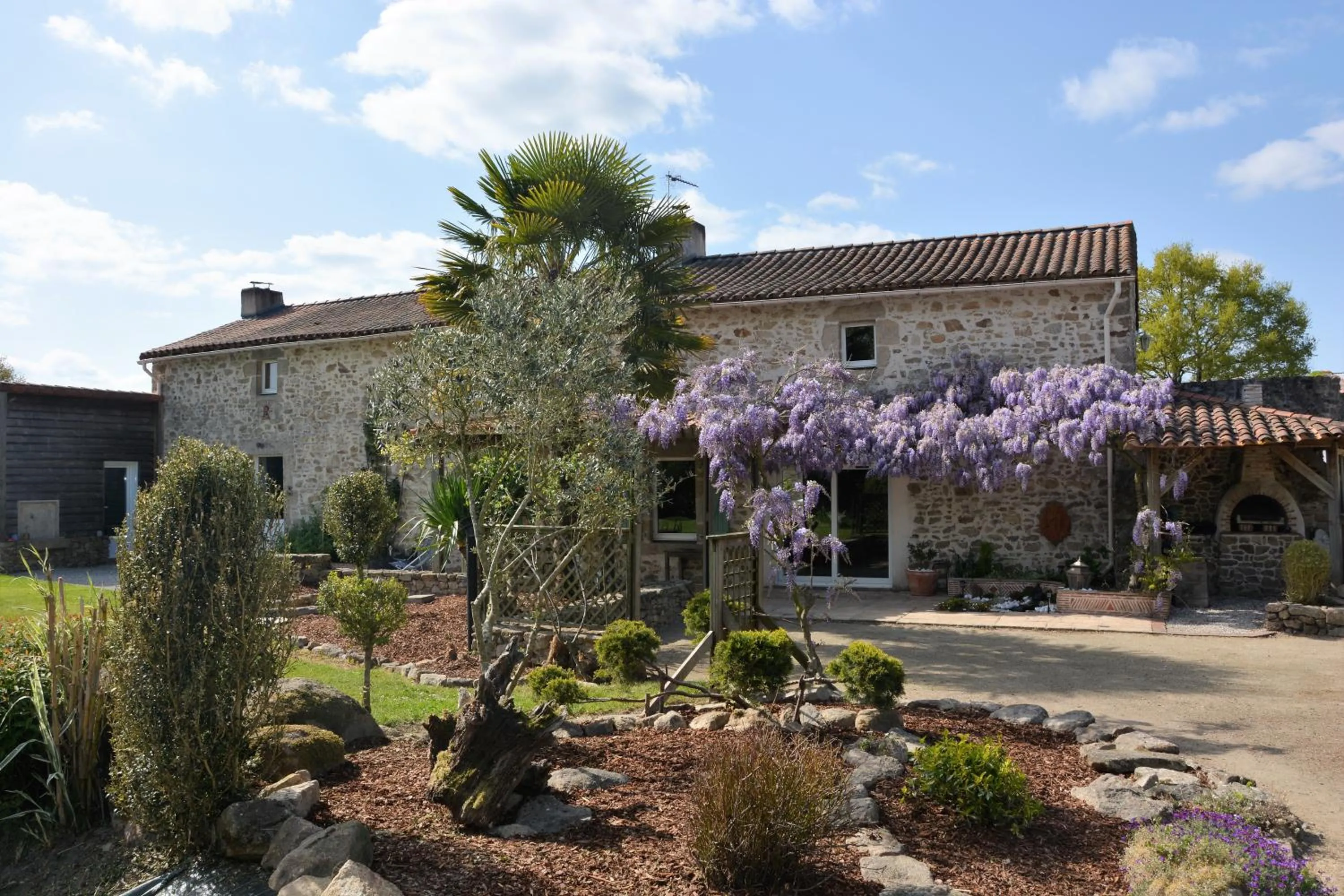 Garden view in Chez Dominique et Bruno à 20 mm du PuyduFou