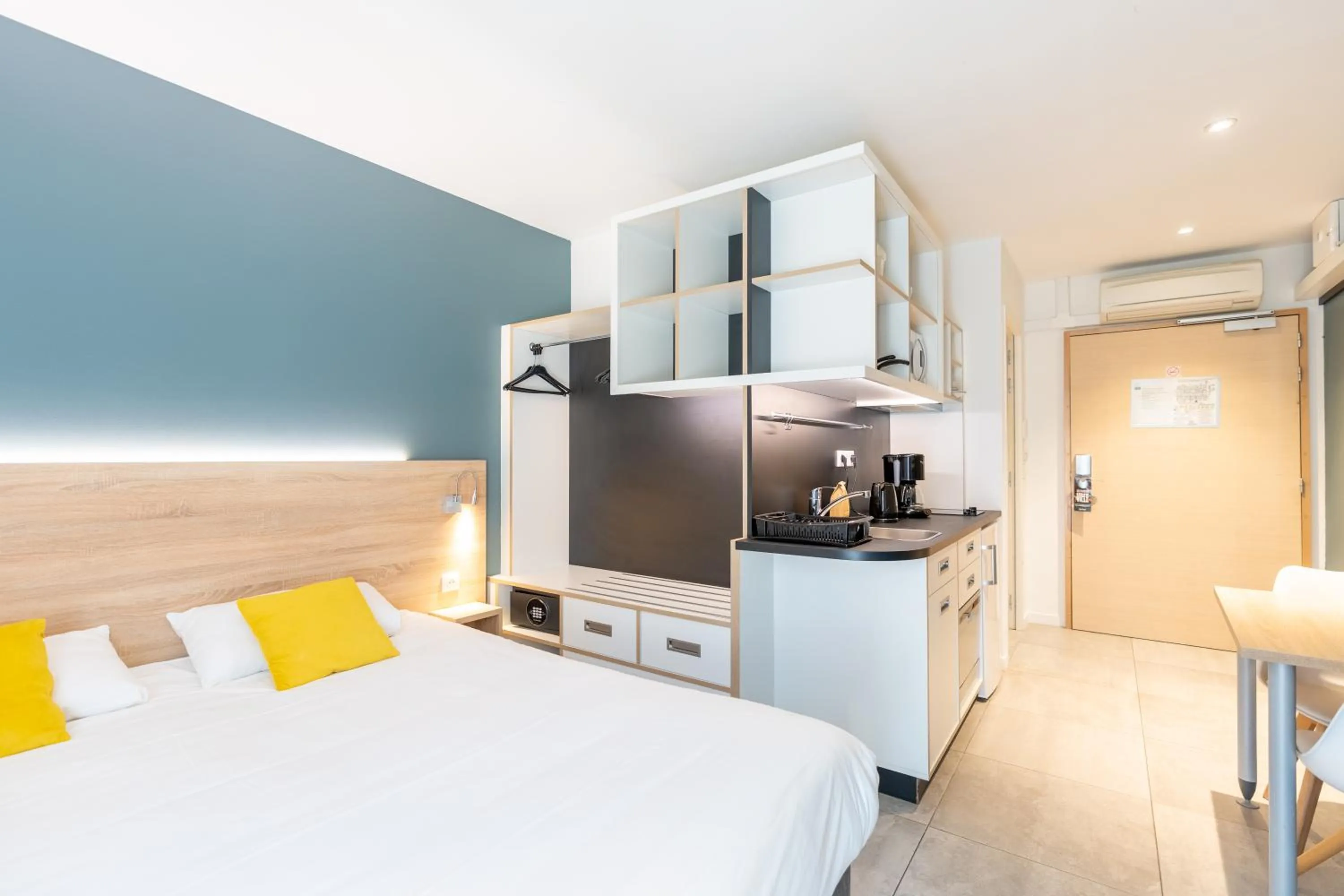 Property building, Bed in Kyriad Résidence Cabriès - Plan de Campagne