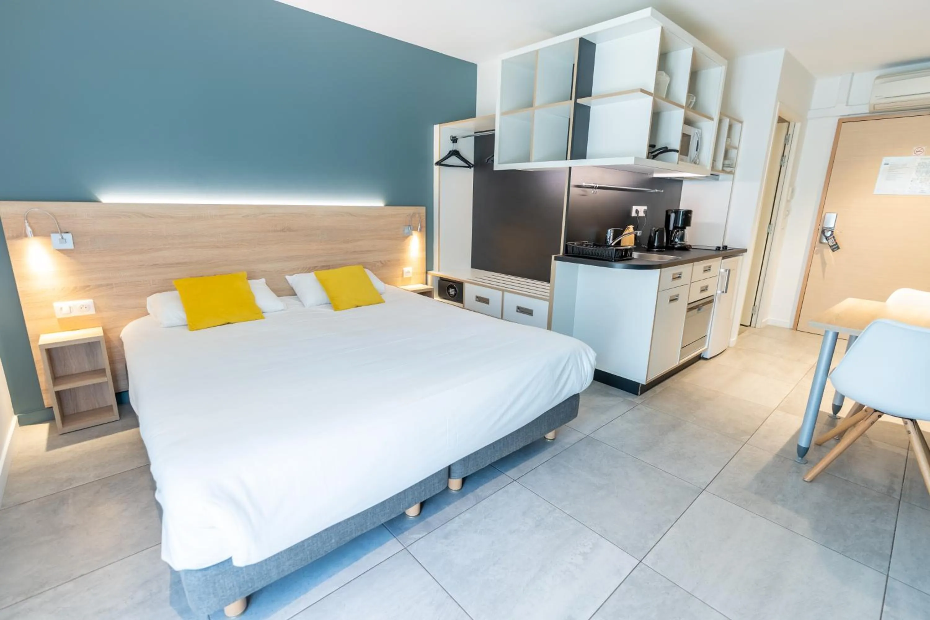 Photo of the whole room, Bed in Kyriad Résidence Cabriès - Plan de Campagne