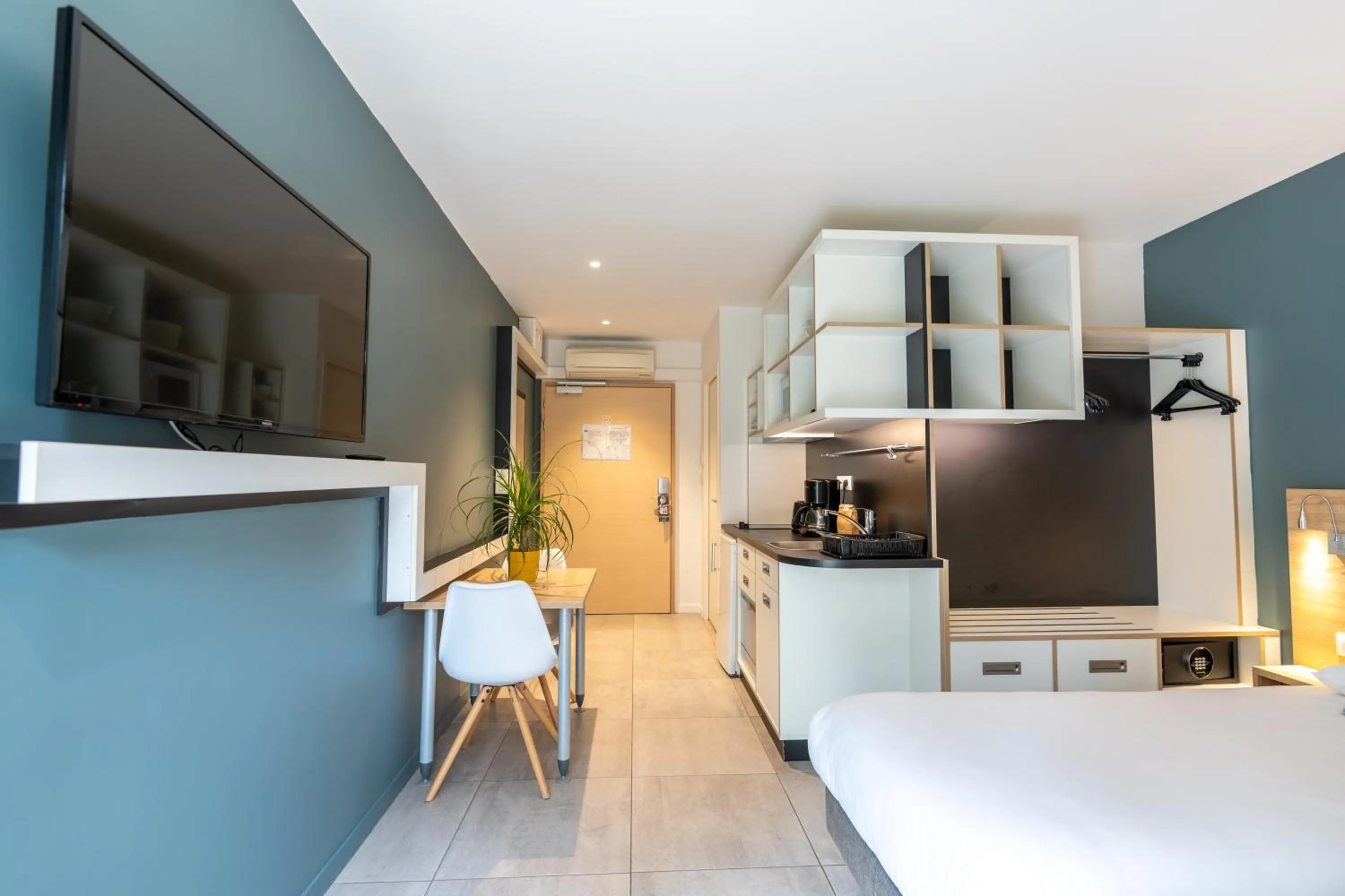 Property building, Bed in Kyriad Résidence Cabriès - Plan de Campagne