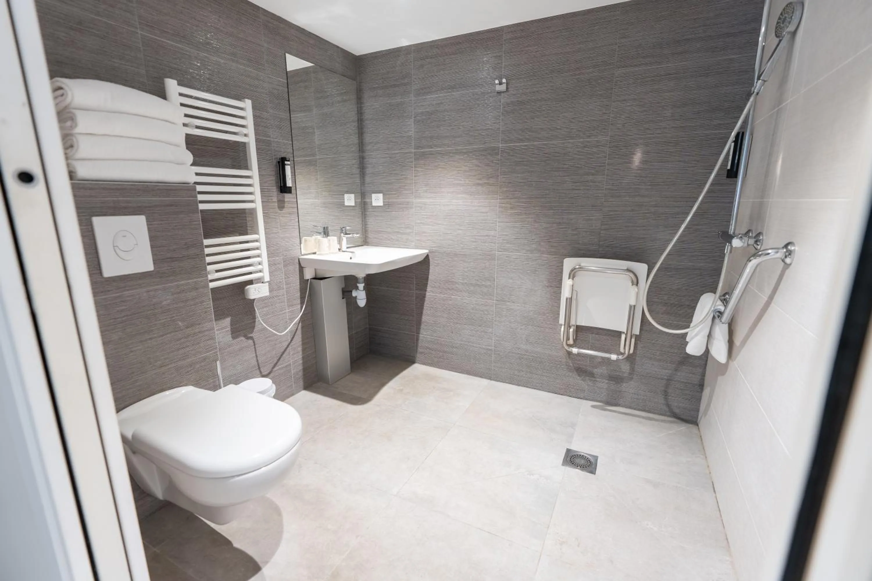 Shower in Kyriad Résidence Cabriès - Plan de Campagne