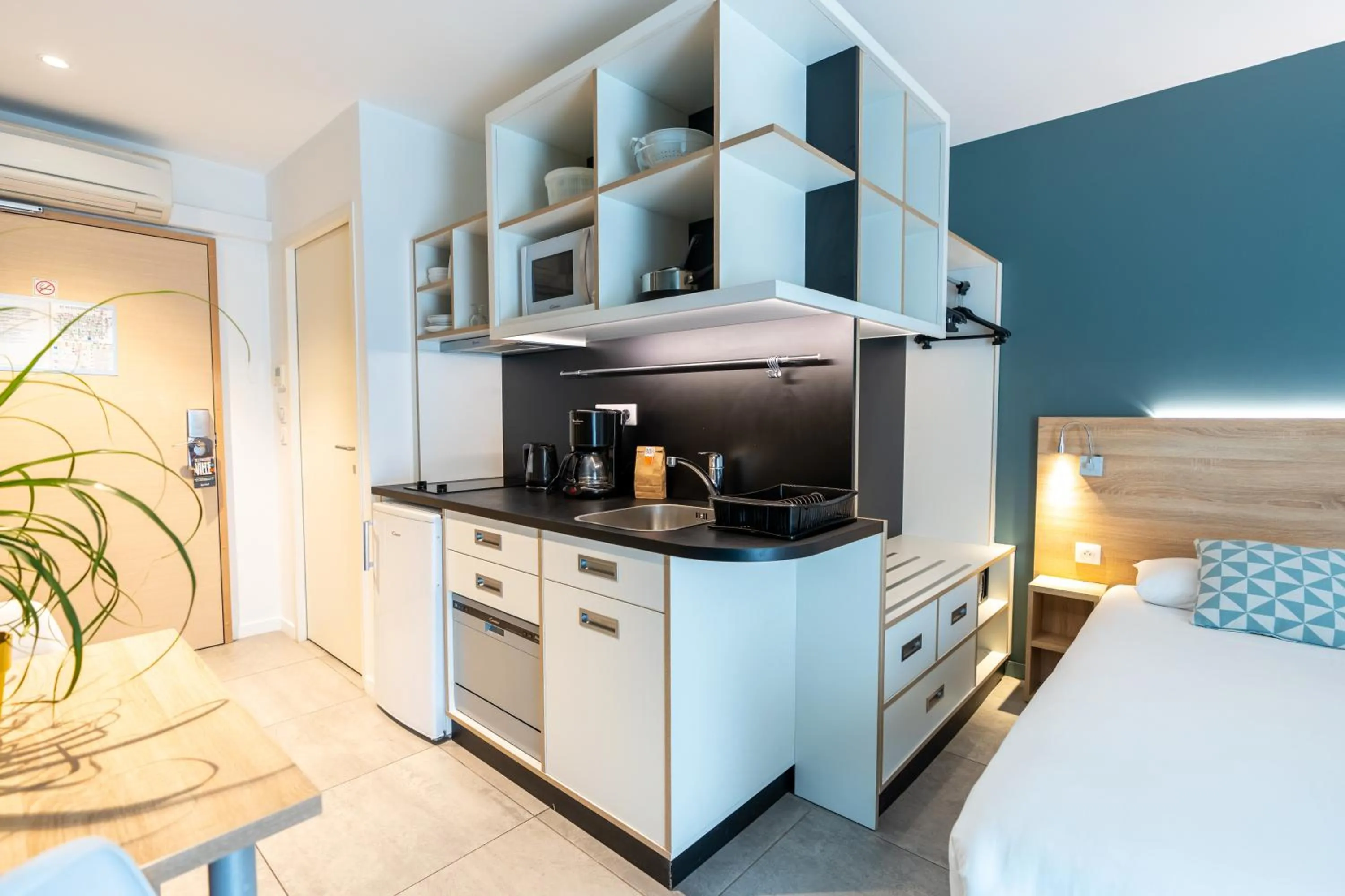 Property building, Bed in Kyriad Résidence Cabriès - Plan de Campagne