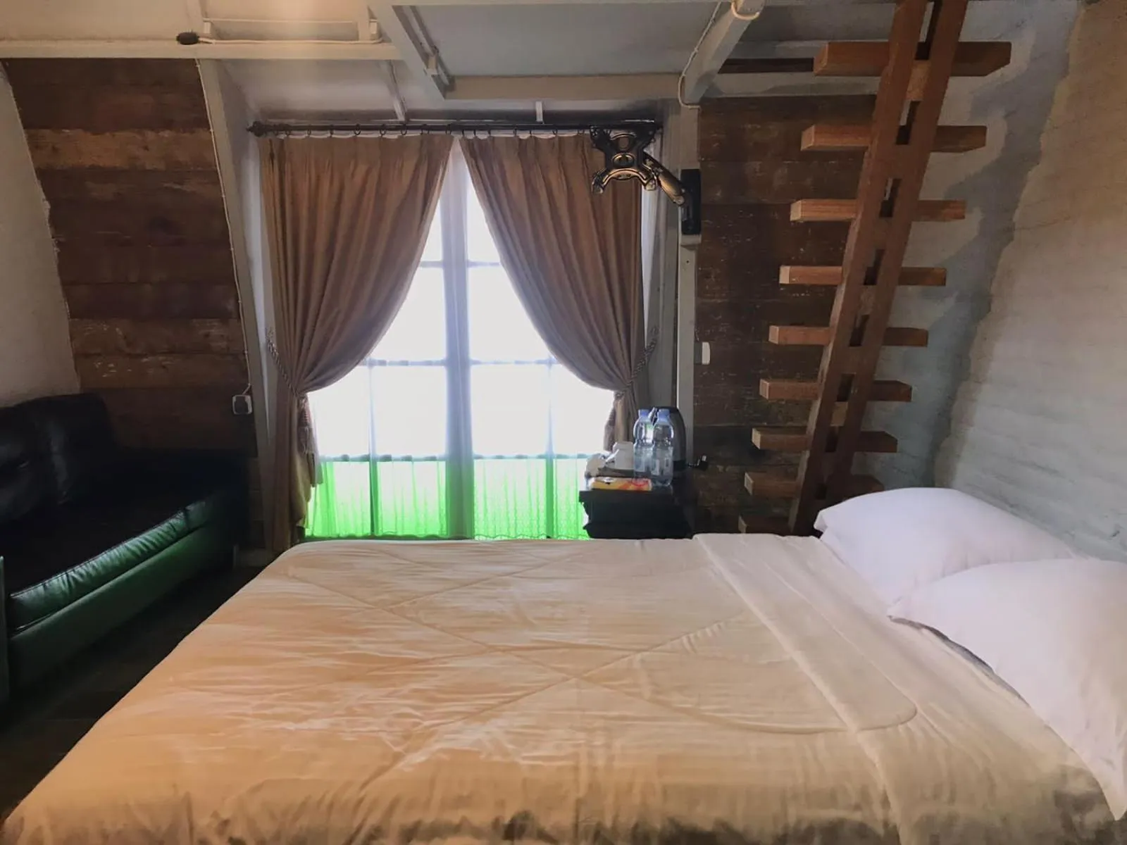 Bed in Villa Isabella Putri B&B