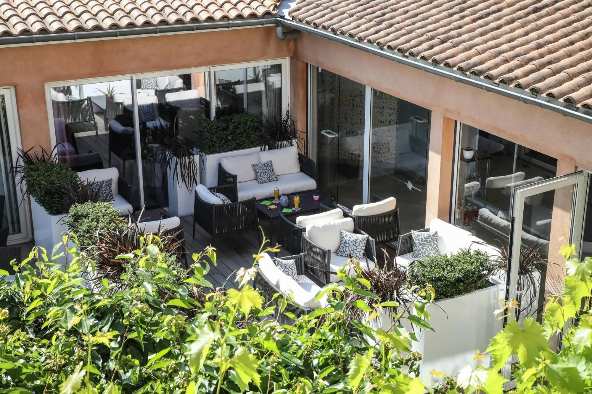 Patio in Le Carré d'Alethius Logis Hôtel-Restaurant Gastronomique