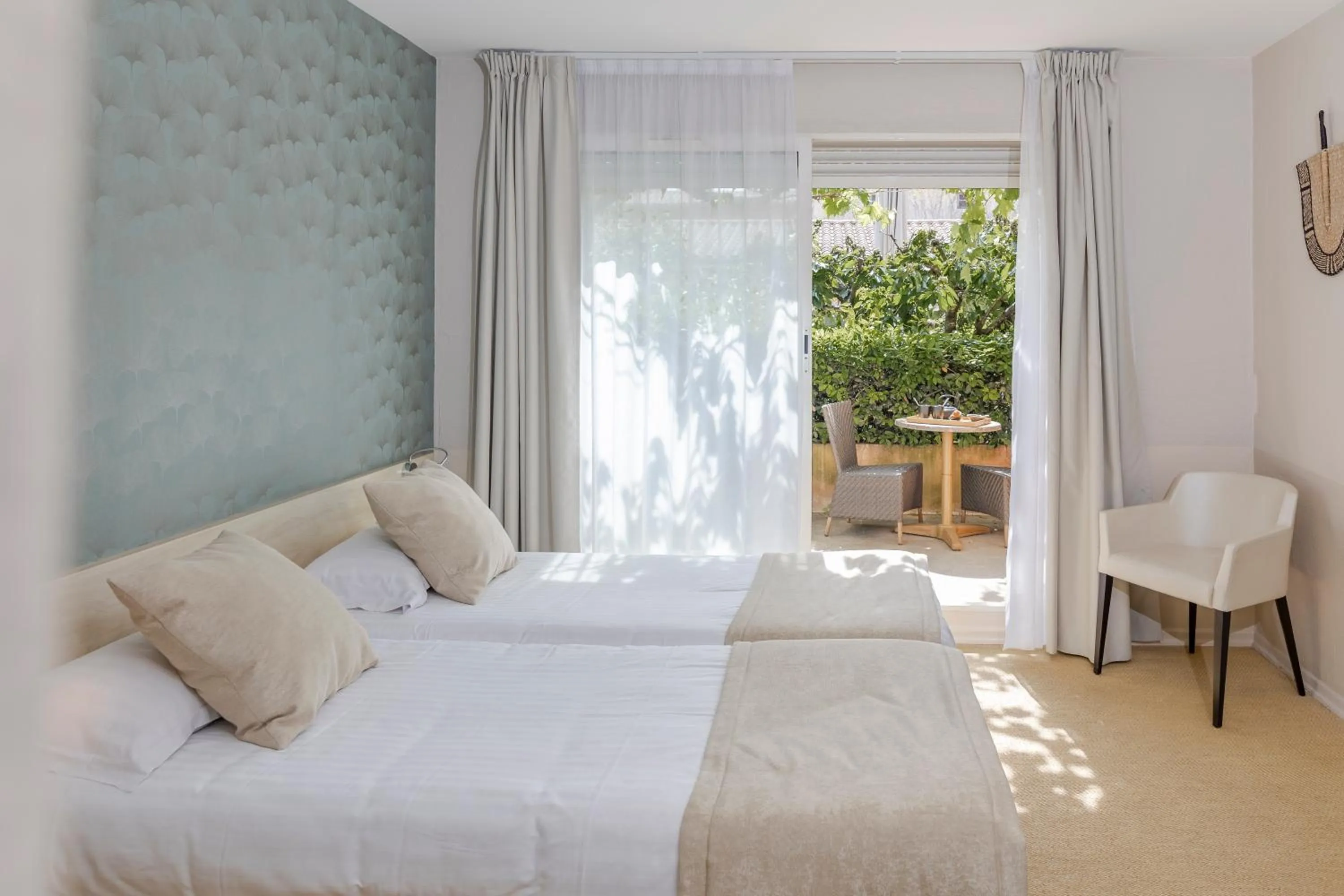 Photo of the whole room, Bed in Le Carré d'Alethius Logis Hôtel-Restaurant Gastronomique