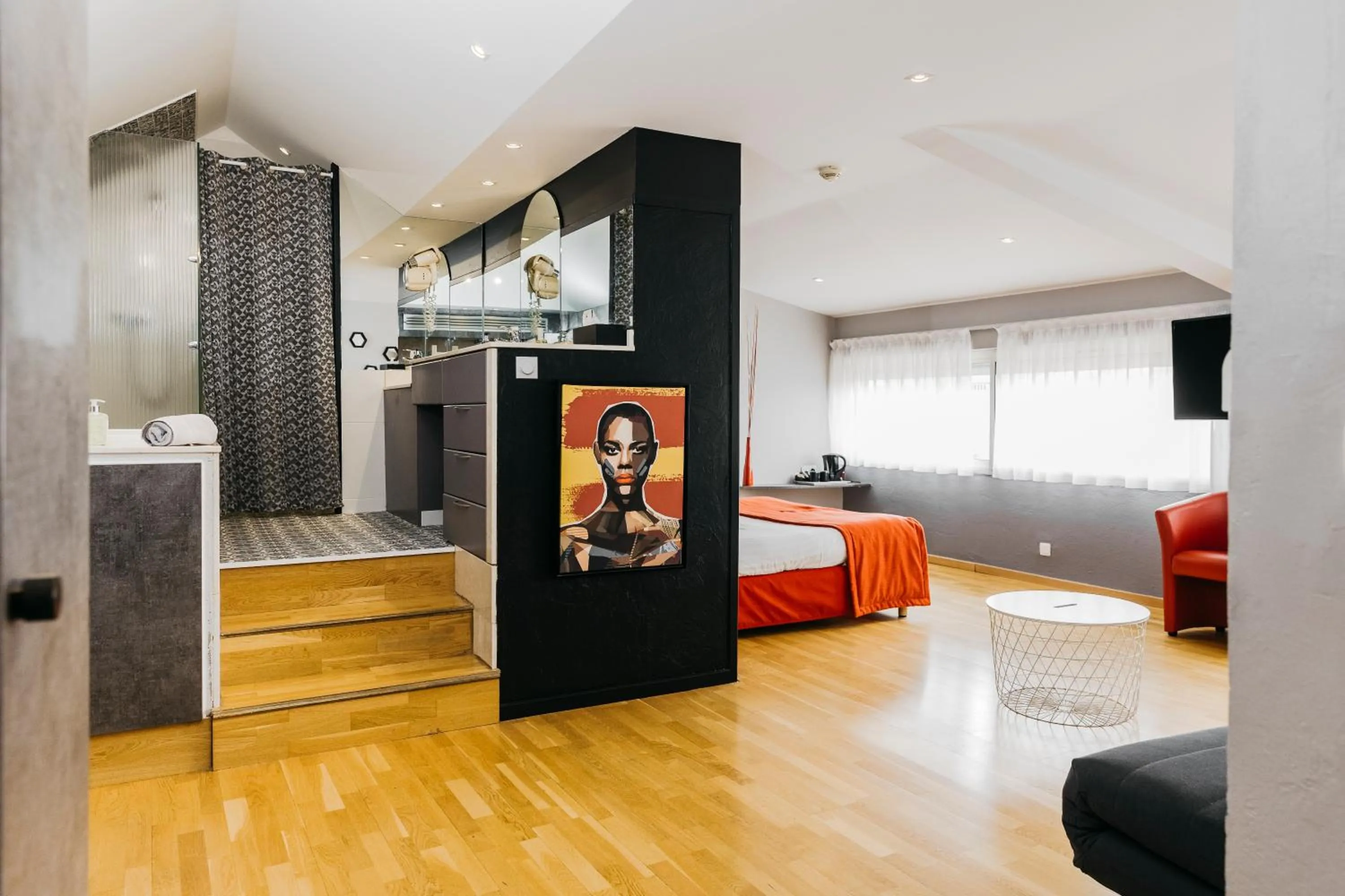 Bathroom, Bed in Le Carré d'Alethius Logis Hôtel-Restaurant Gastronomique