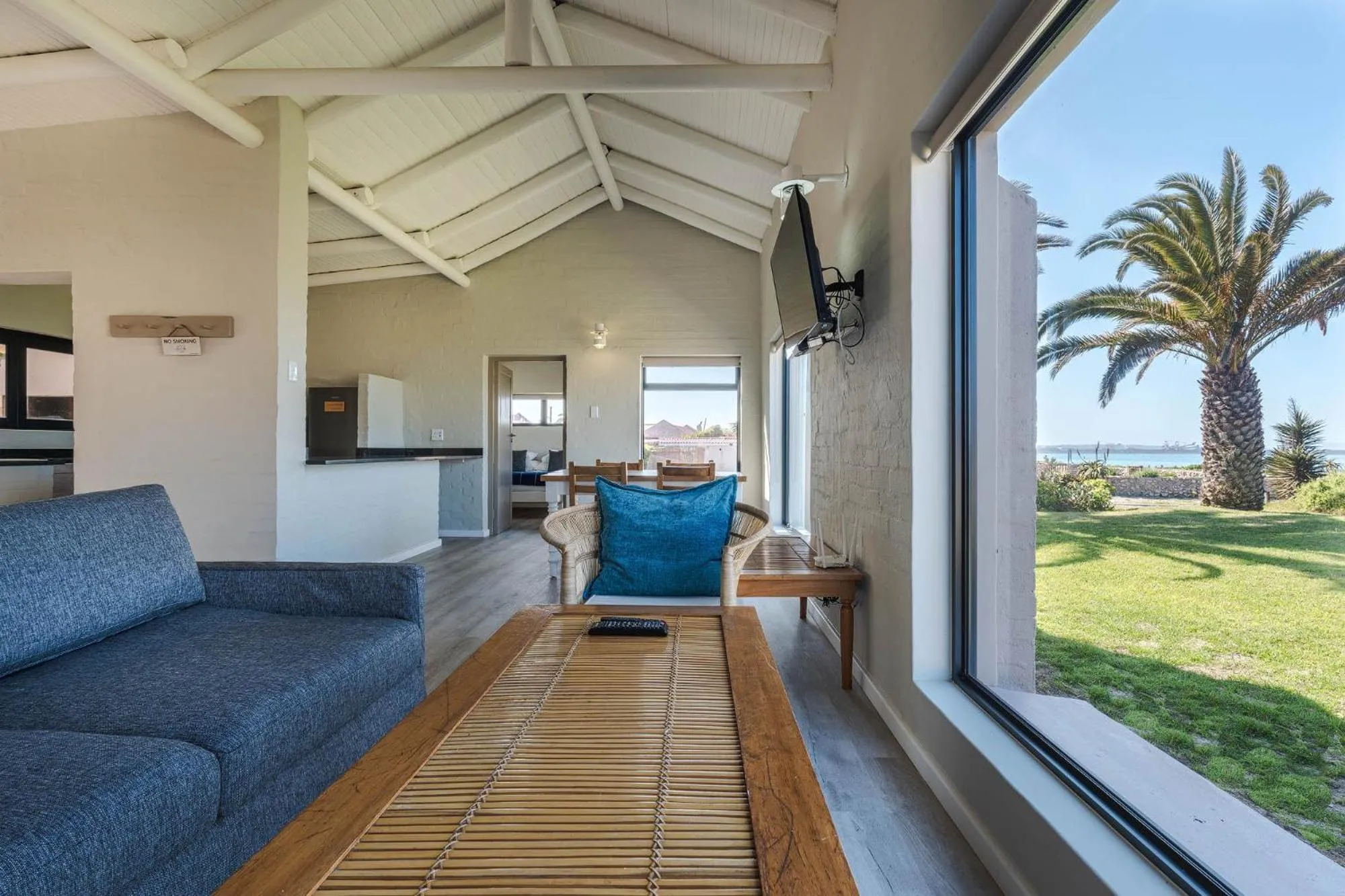 Communal lounge/ TV room in Blue Bay Lodge