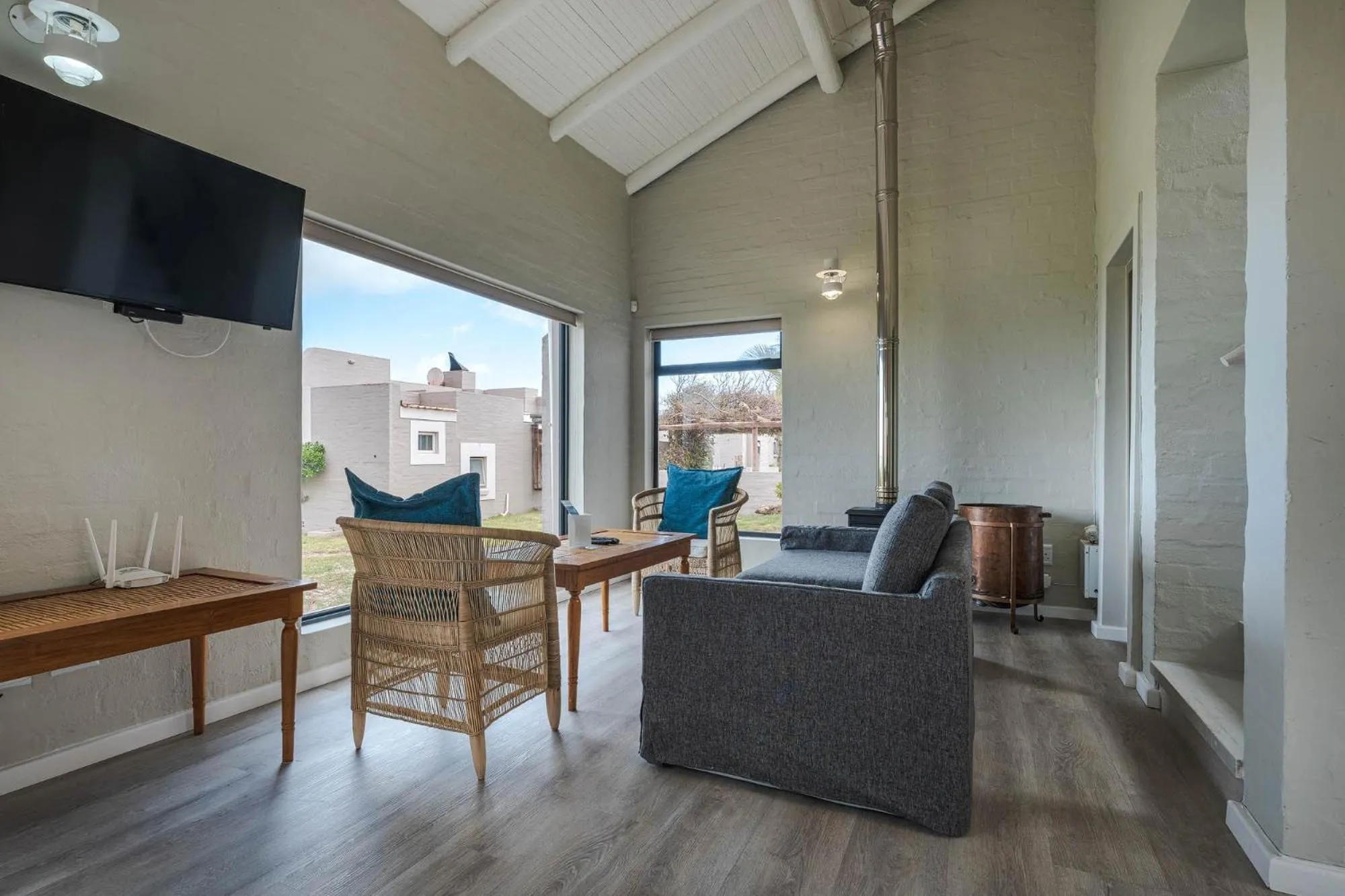 Communal lounge/ TV room in Blue Bay Lodge