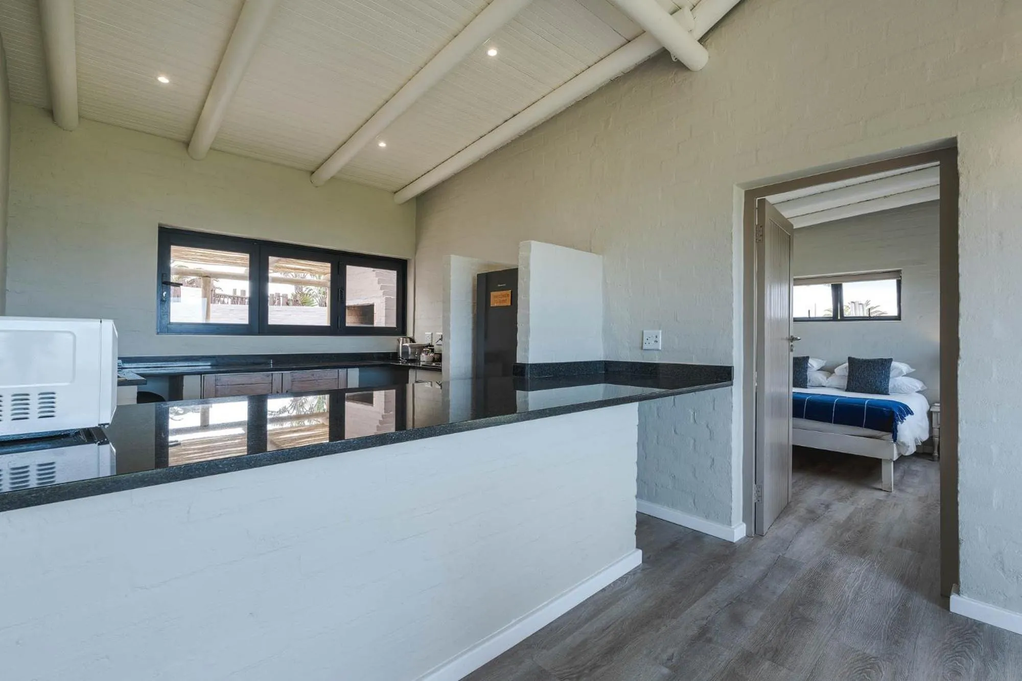 Kitchen or kitchenette, Bed in Blue Bay Lodge