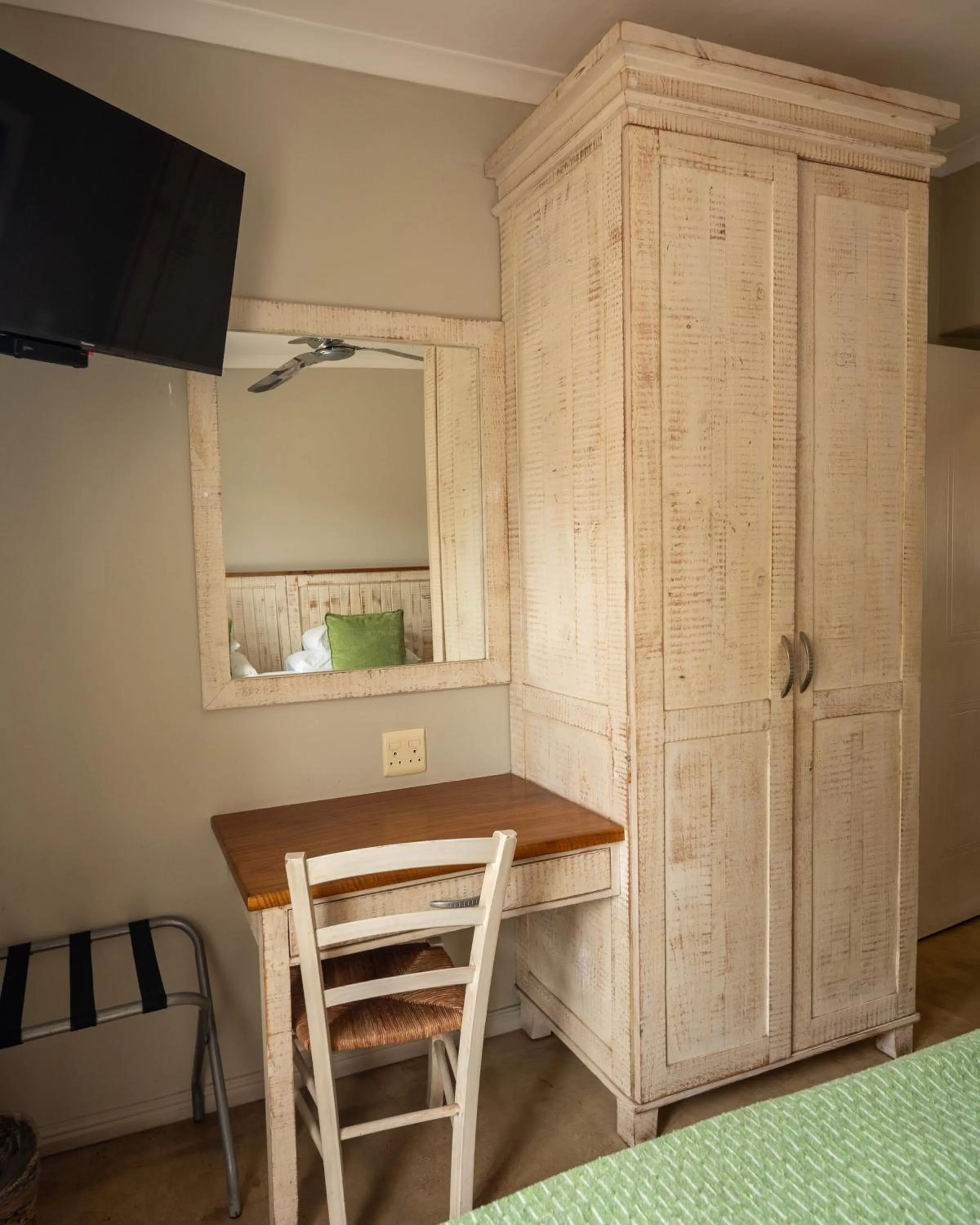 TV and multimedia, Bed in Blue Bay Lodge