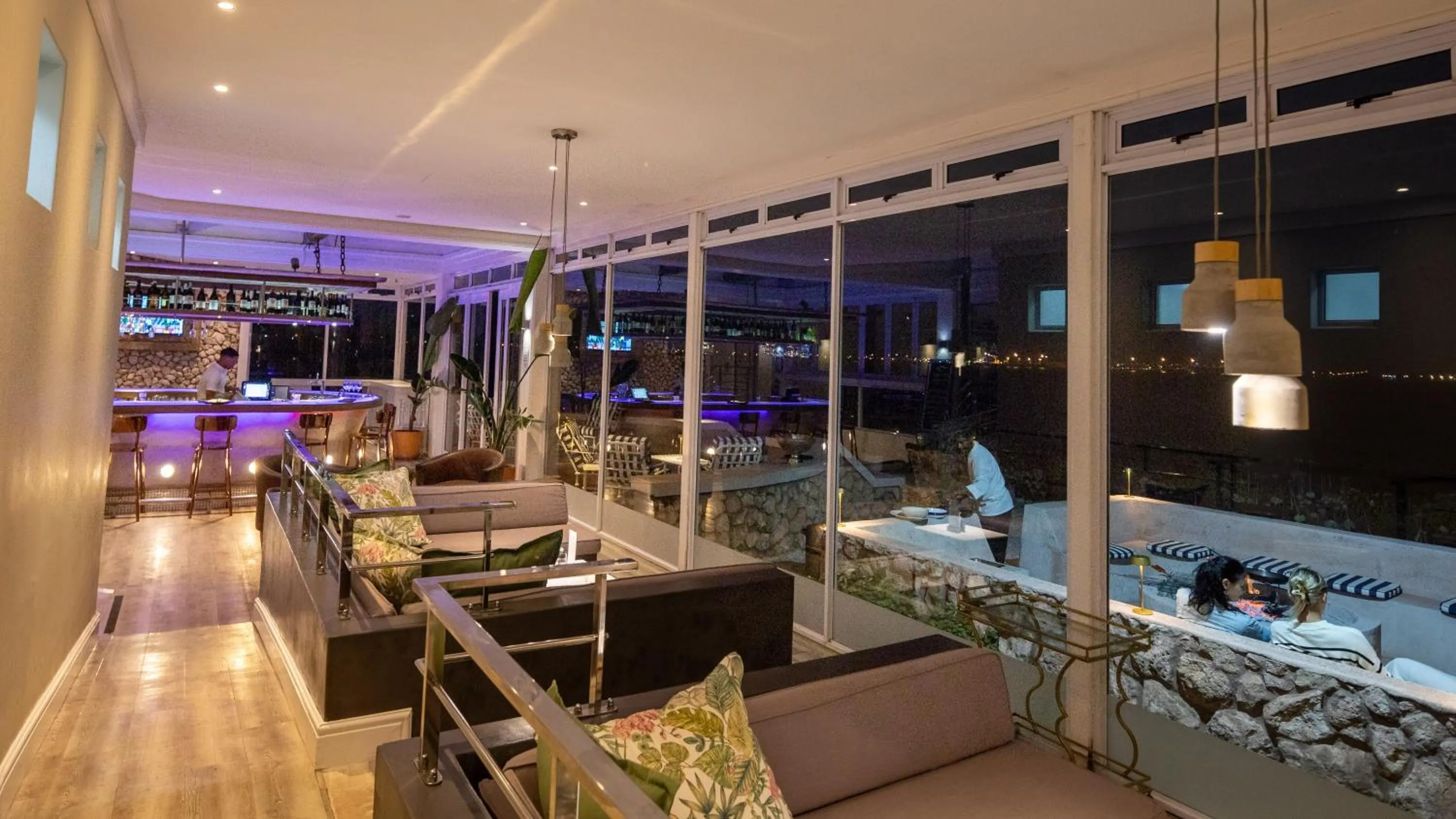 Restaurant/places to eat in Blue Bay Lodge