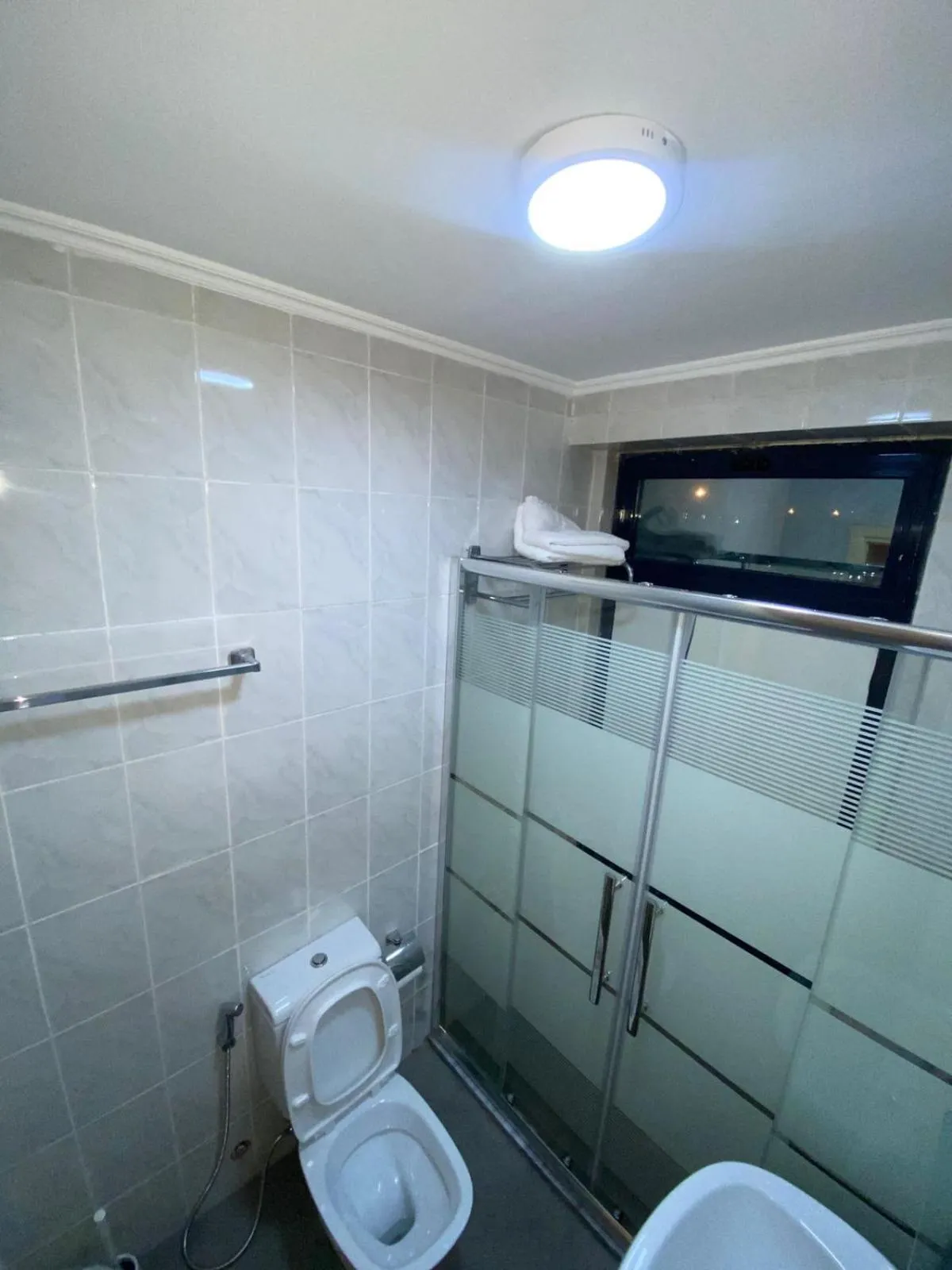 Toilet in Rozana Hotel