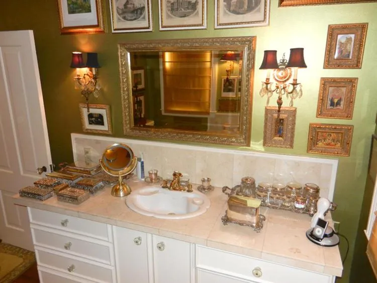 Decorative detail in 22 Charlotte