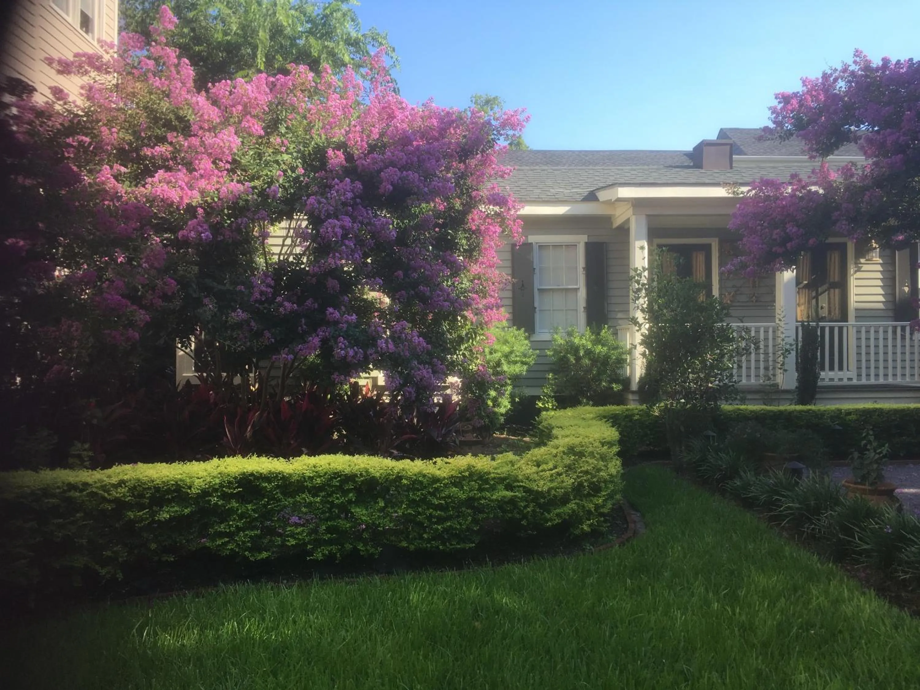 Property building in 22 Charlotte