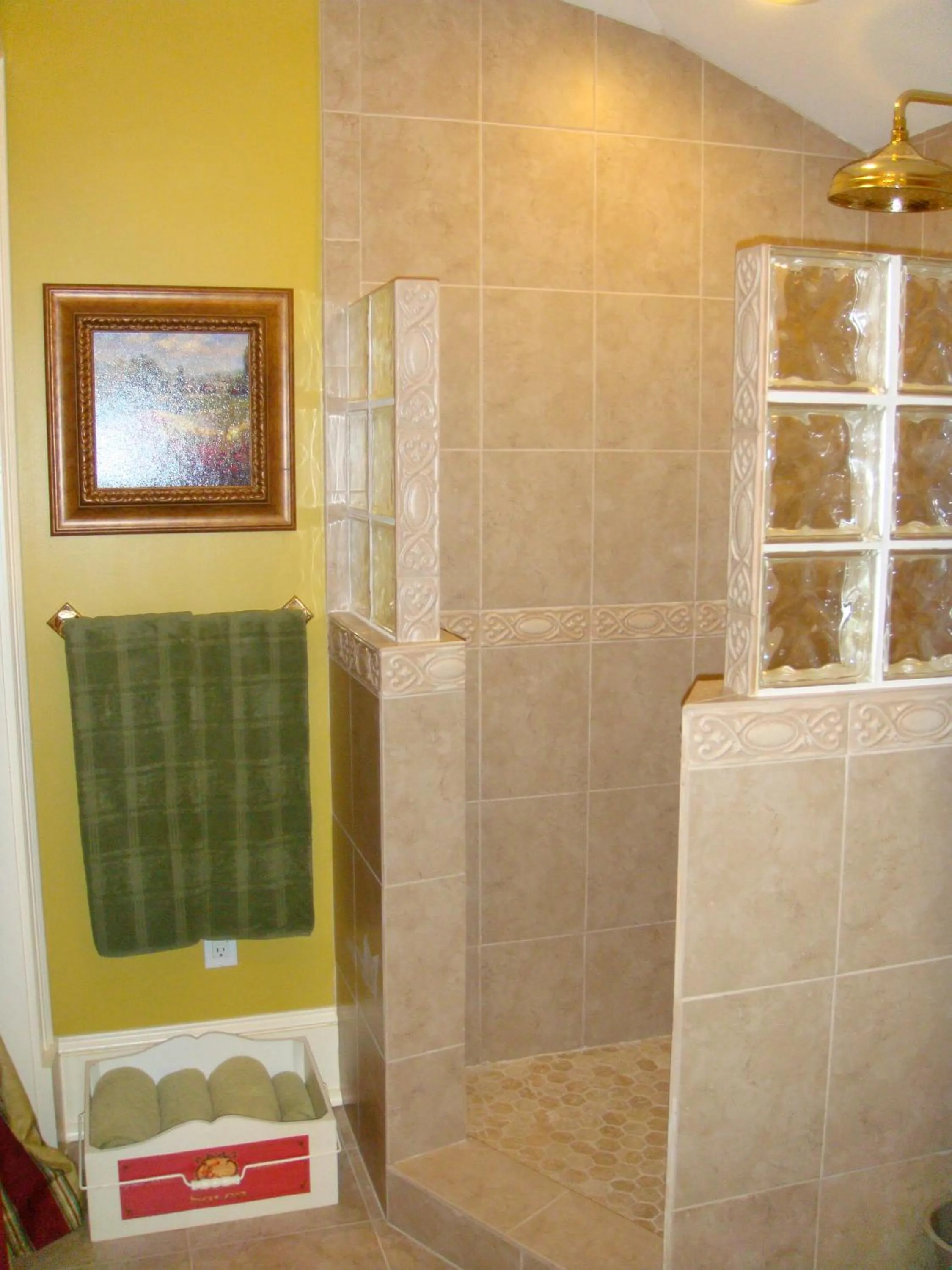 Shower in 22 Charlotte