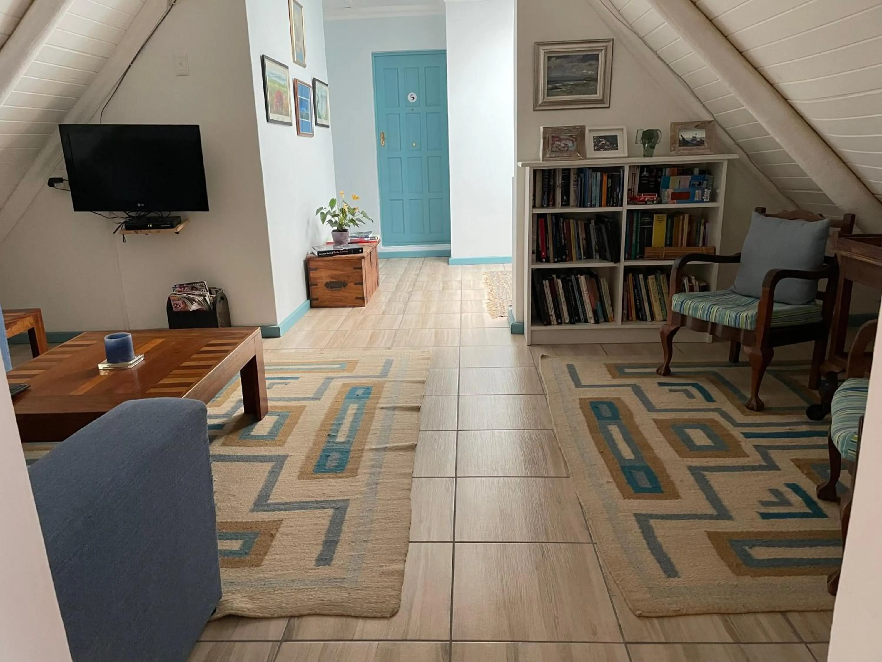 Communal lounge/ TV room in BlueSky Arniston Guest House