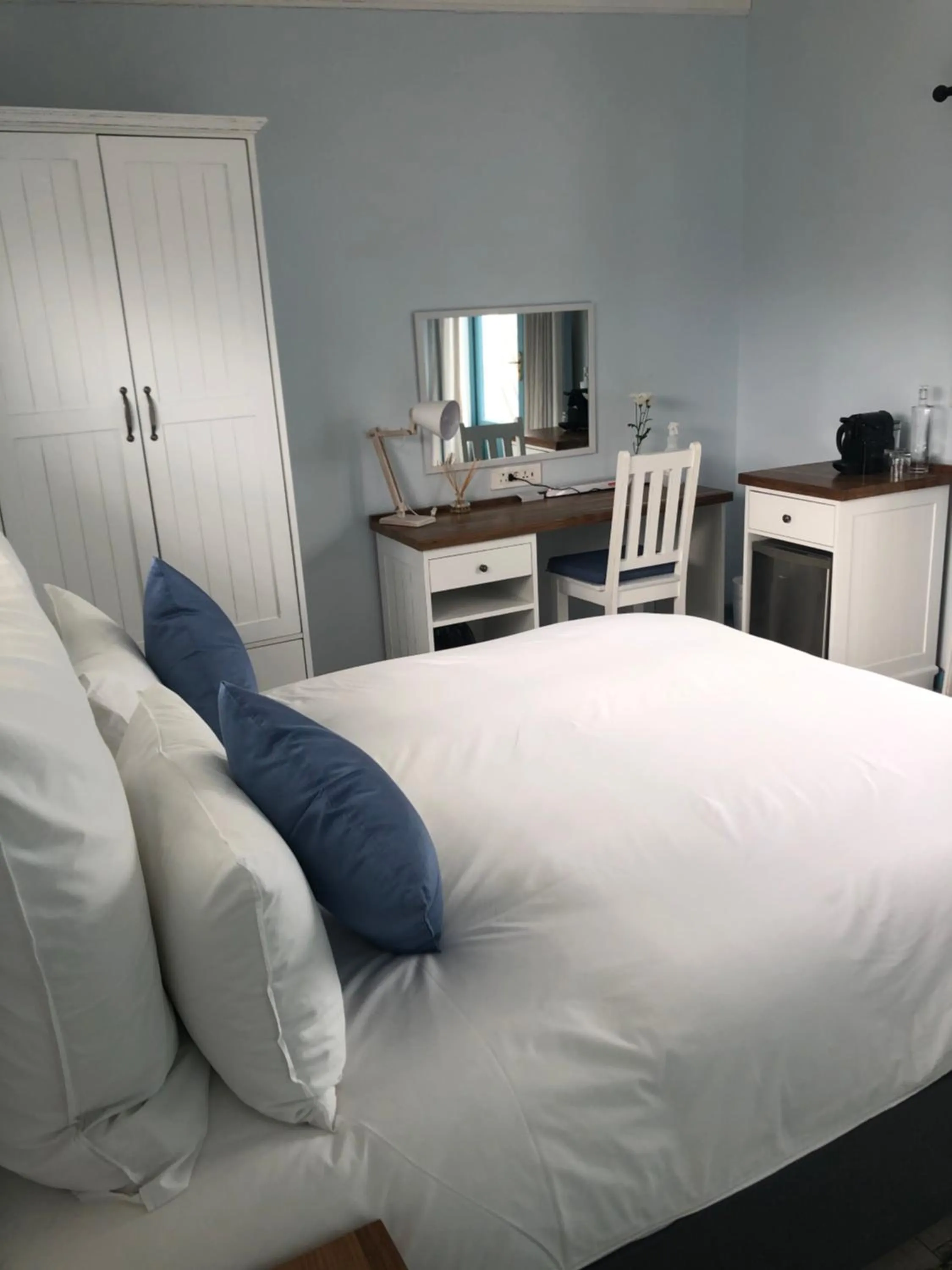 Coffee/tea facilities, Bed in BlueSky Arniston Guest House