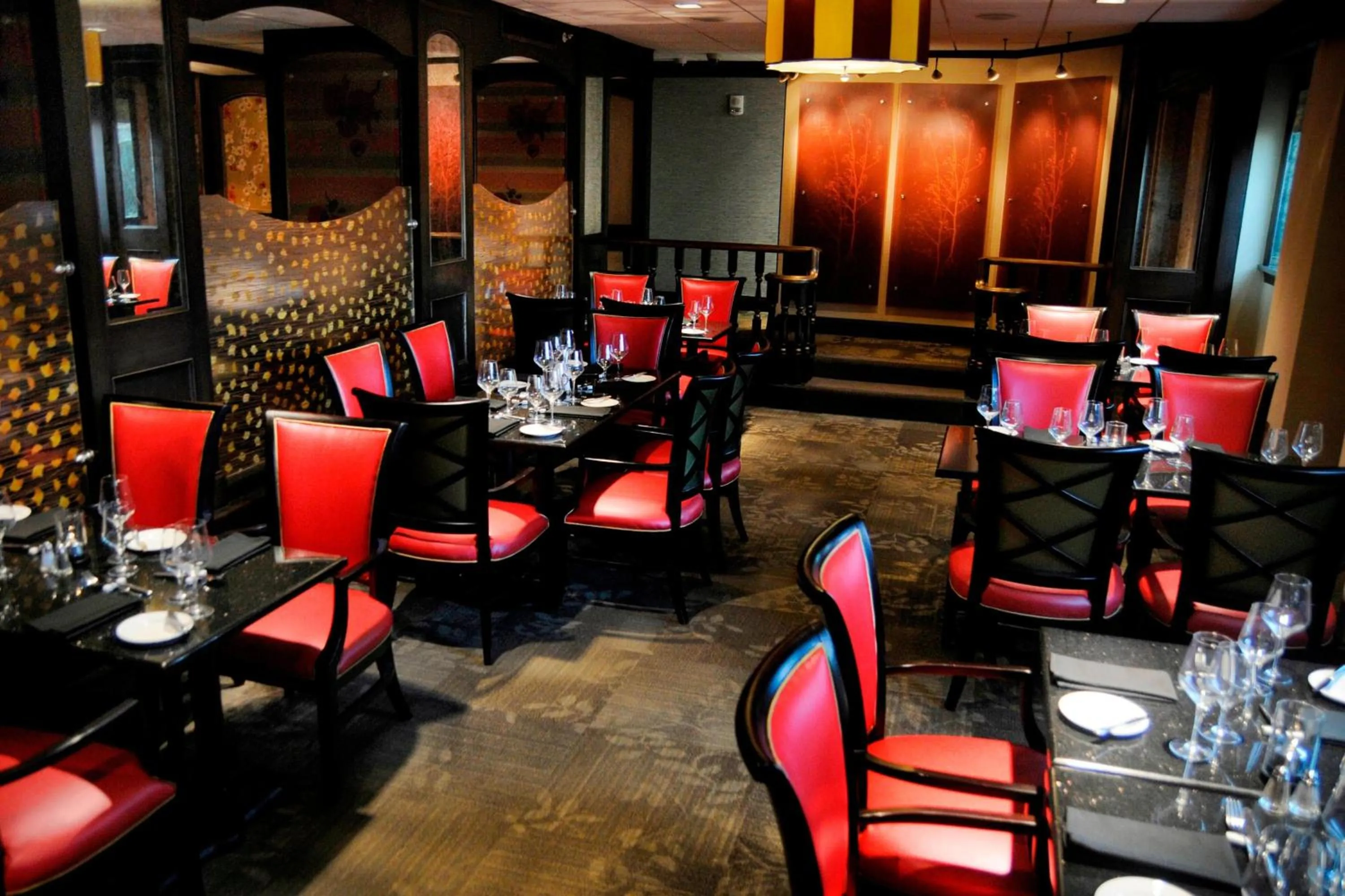 Restaurant/places to eat in The Raphael Hotel, Autograph Collection