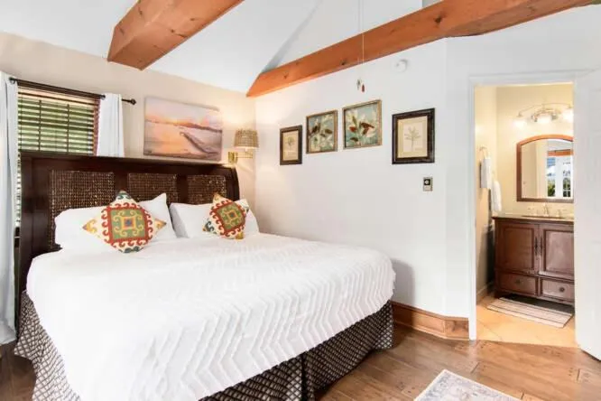 Bedroom, Bed in Old Brick Inn