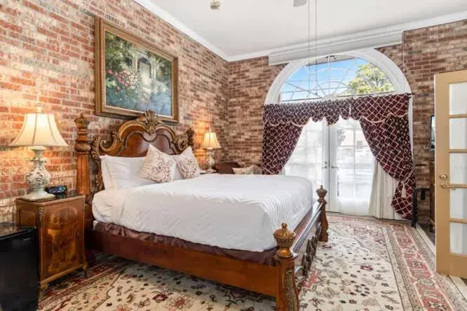 Deluxe King Room in Old Brick Inn Deluxe King Room in Old Brick Inn