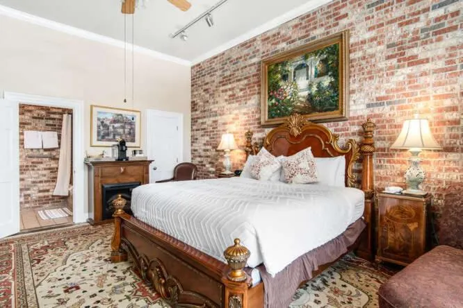 Bedroom, Bed in Old Brick Inn