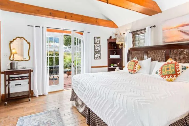 Photo of the whole room, Bed in Old Brick Inn