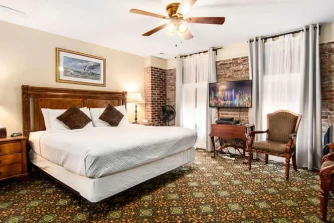 Photo of the whole room, Bed in Old Brick Inn