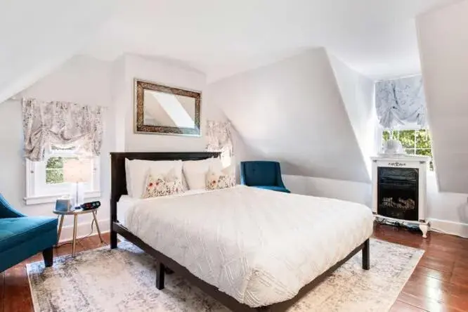 Queen Room in Old Brick Inn Queen Room in Old Brick Inn