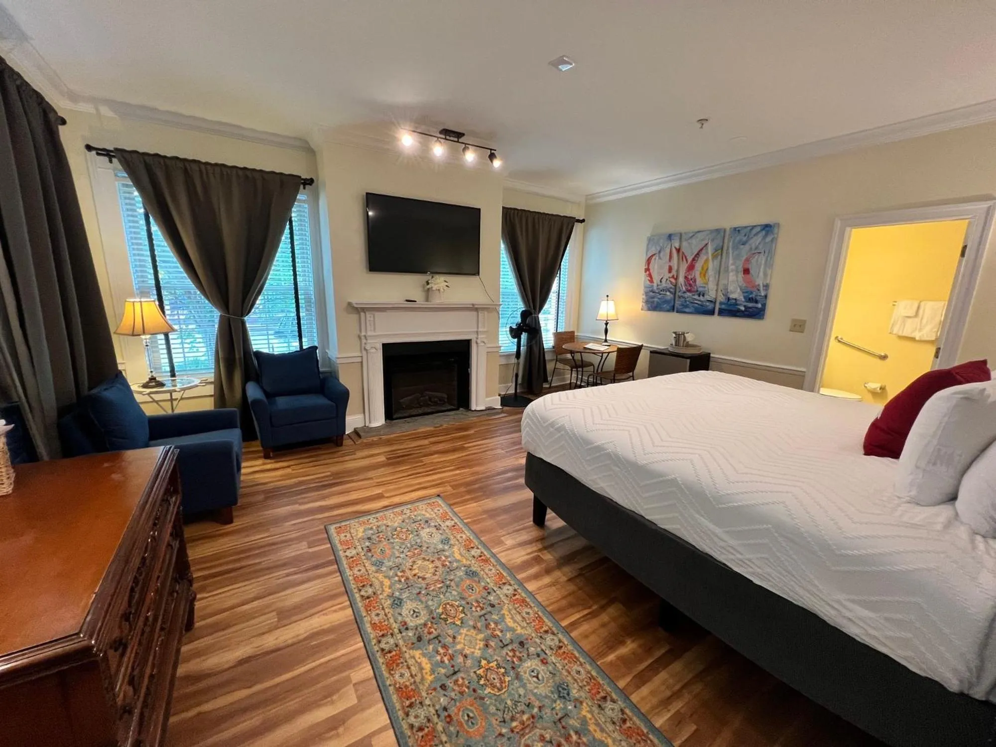 Photo of the whole room, Bed in Old Brick Inn