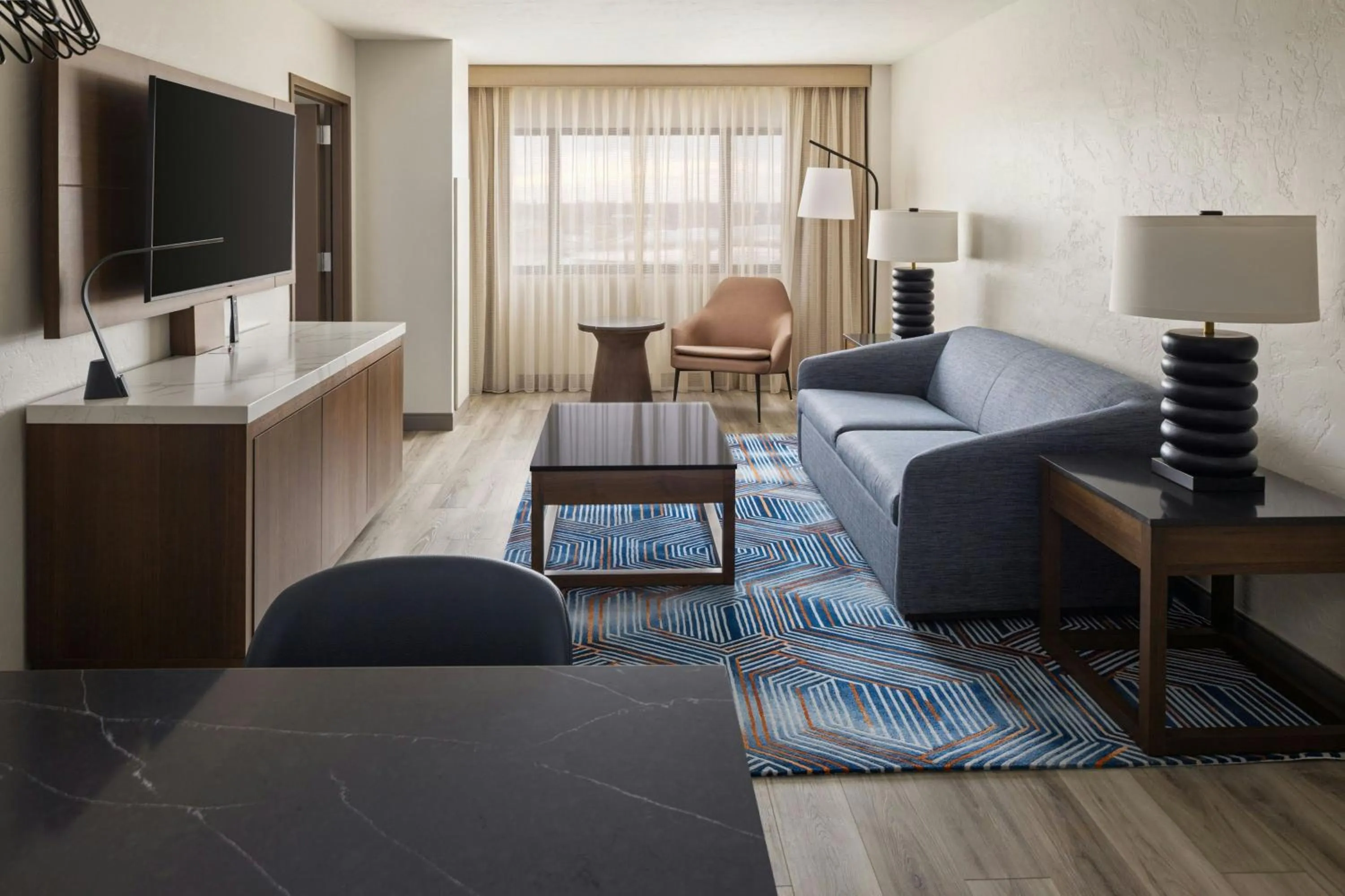 Living room, Bed in Oshkosh Marriott Waterfront Hotel & Convention Center