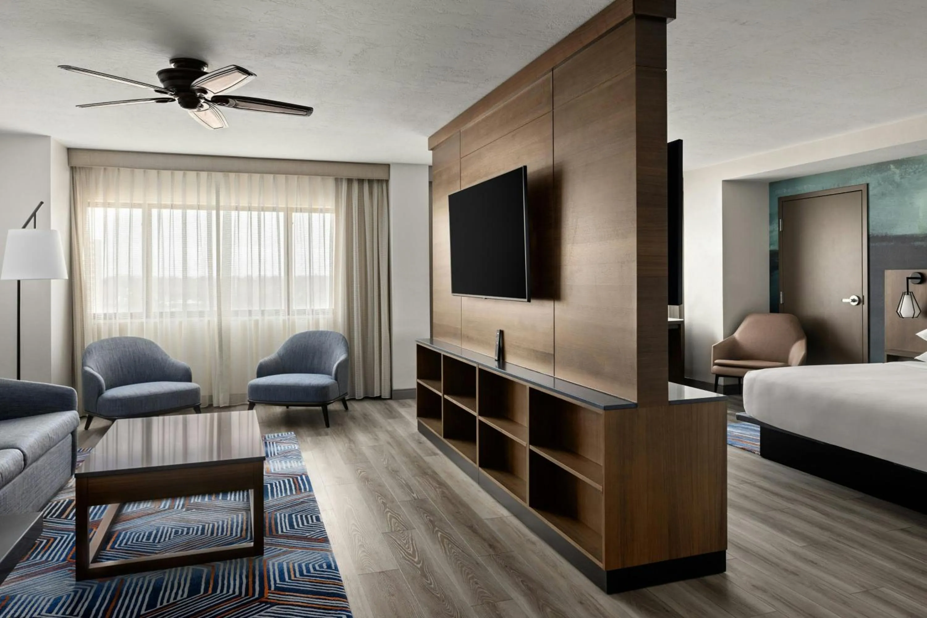 Living room, Bed in Oshkosh Marriott Waterfront Hotel & Convention Center