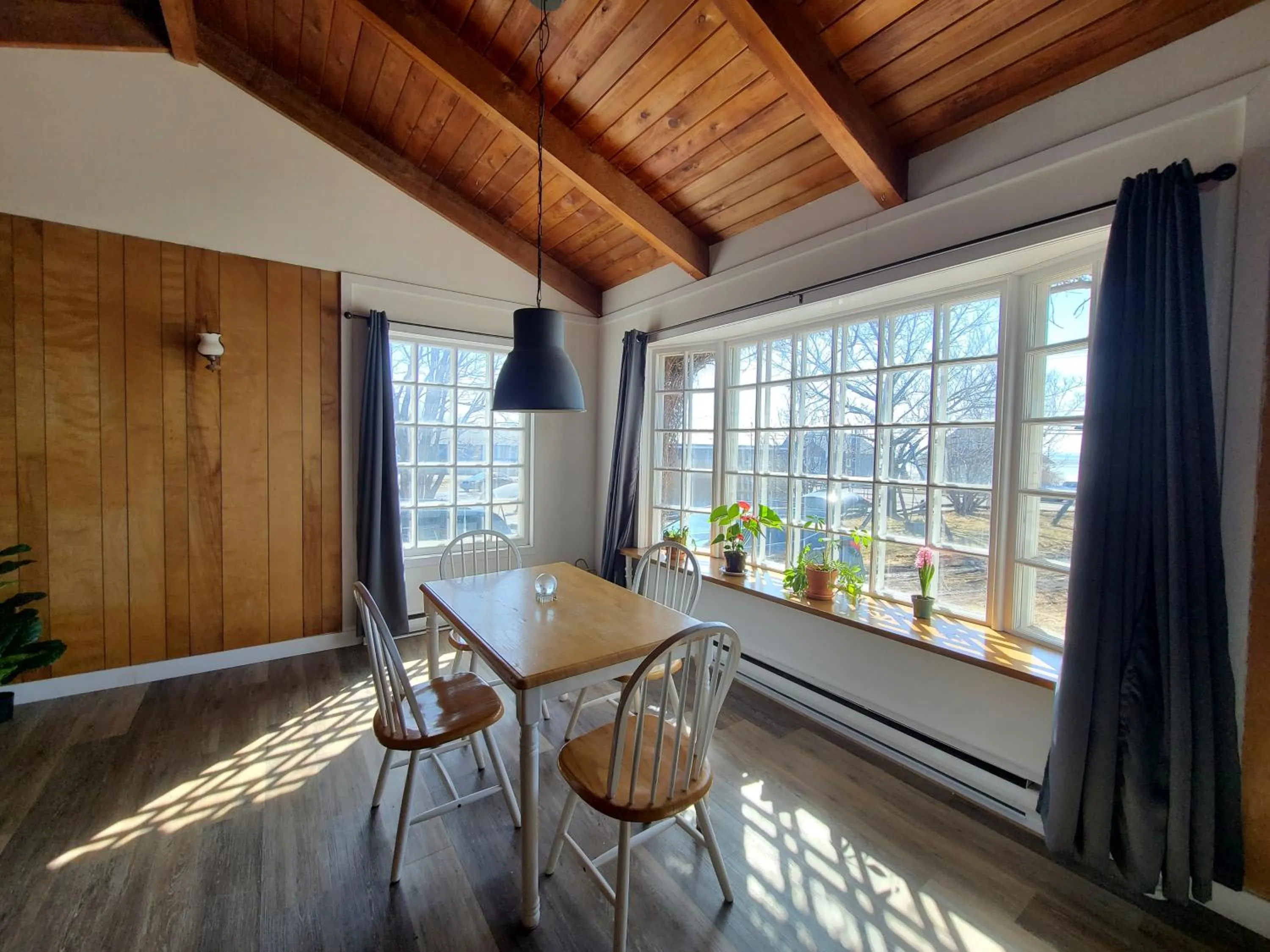 Dining area in Aux 4 vents - Auberg'Inn