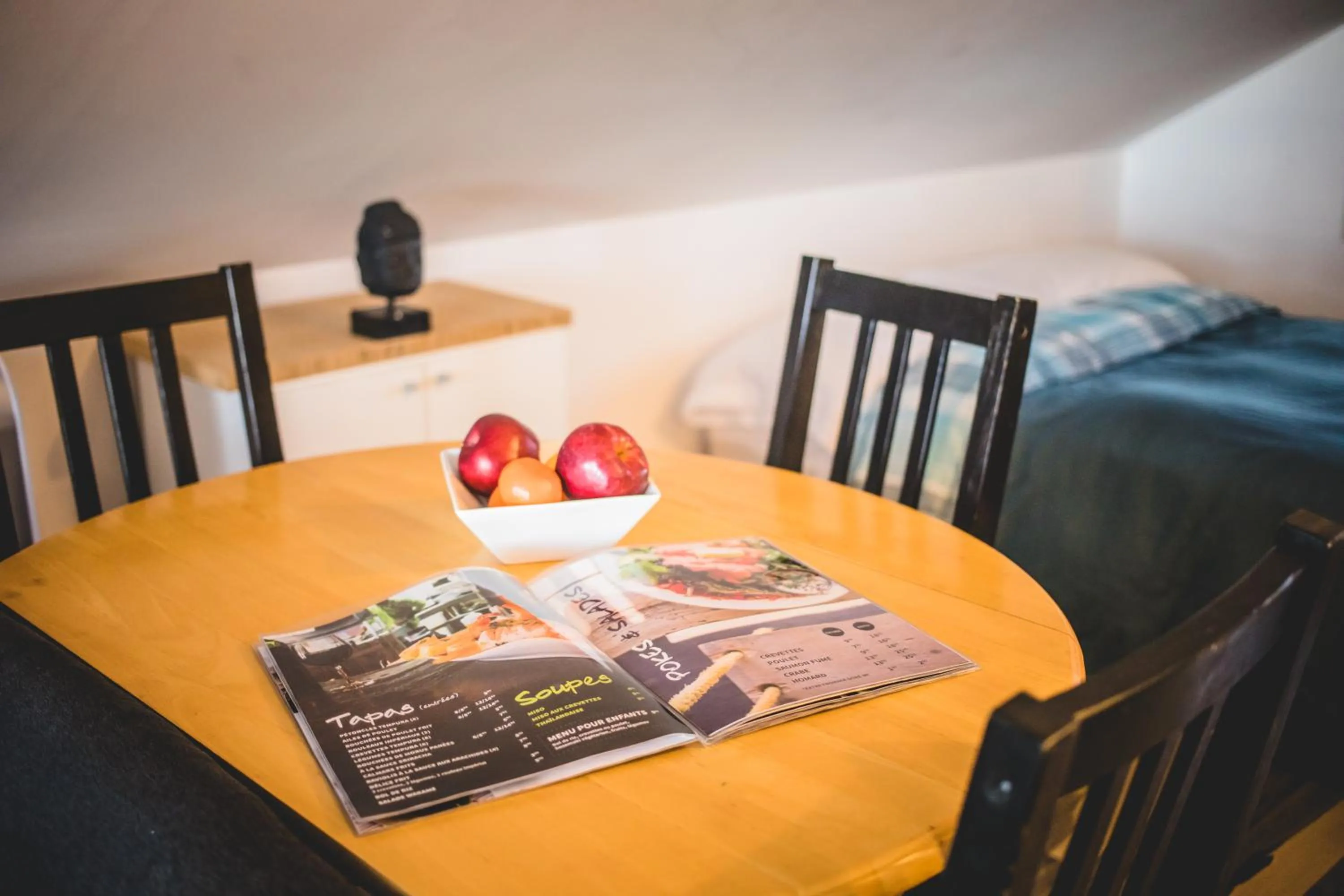 Dining area, Bed in Aux 4 vents - Auberg'Inn