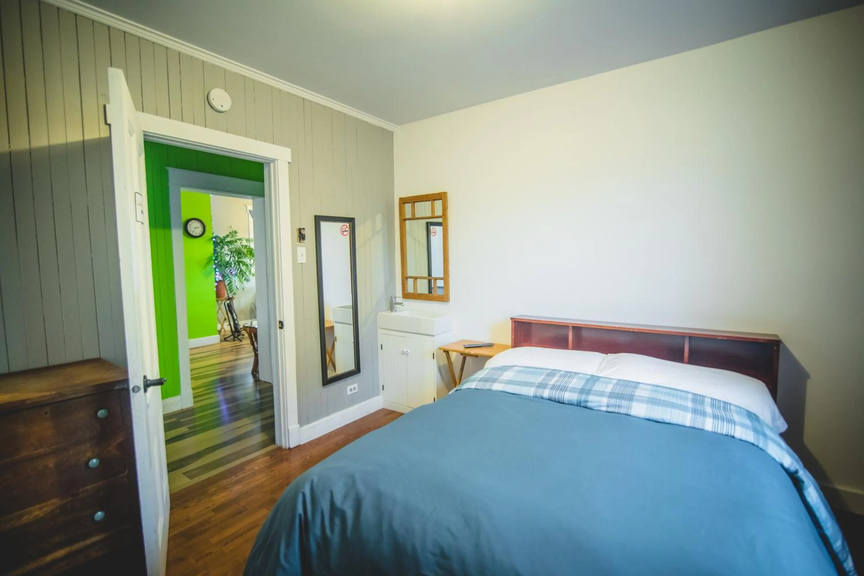 Bedroom, Bed in Aux 4 vents - Auberg'Inn