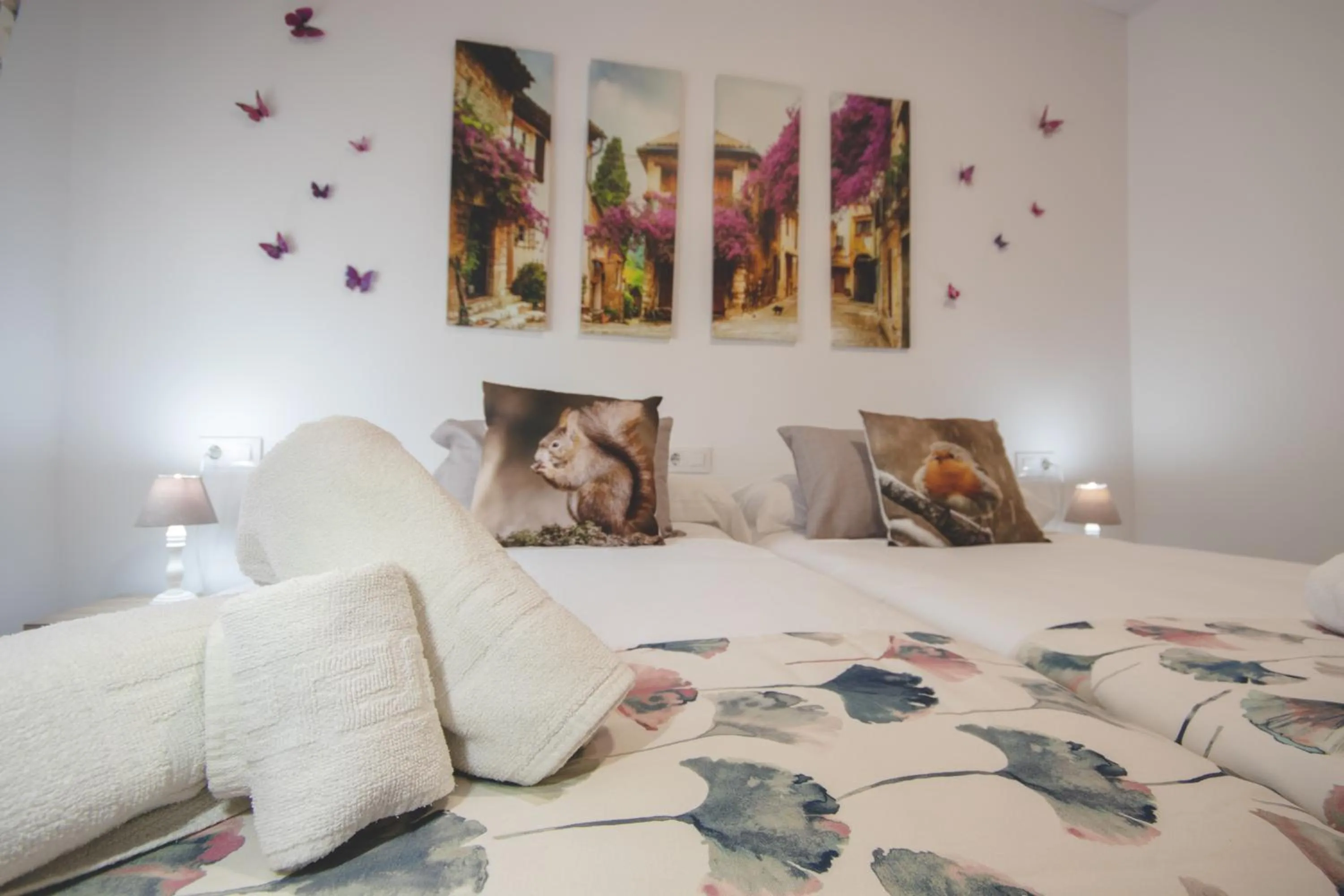 Bed in Apartamentos Coso de San Albin