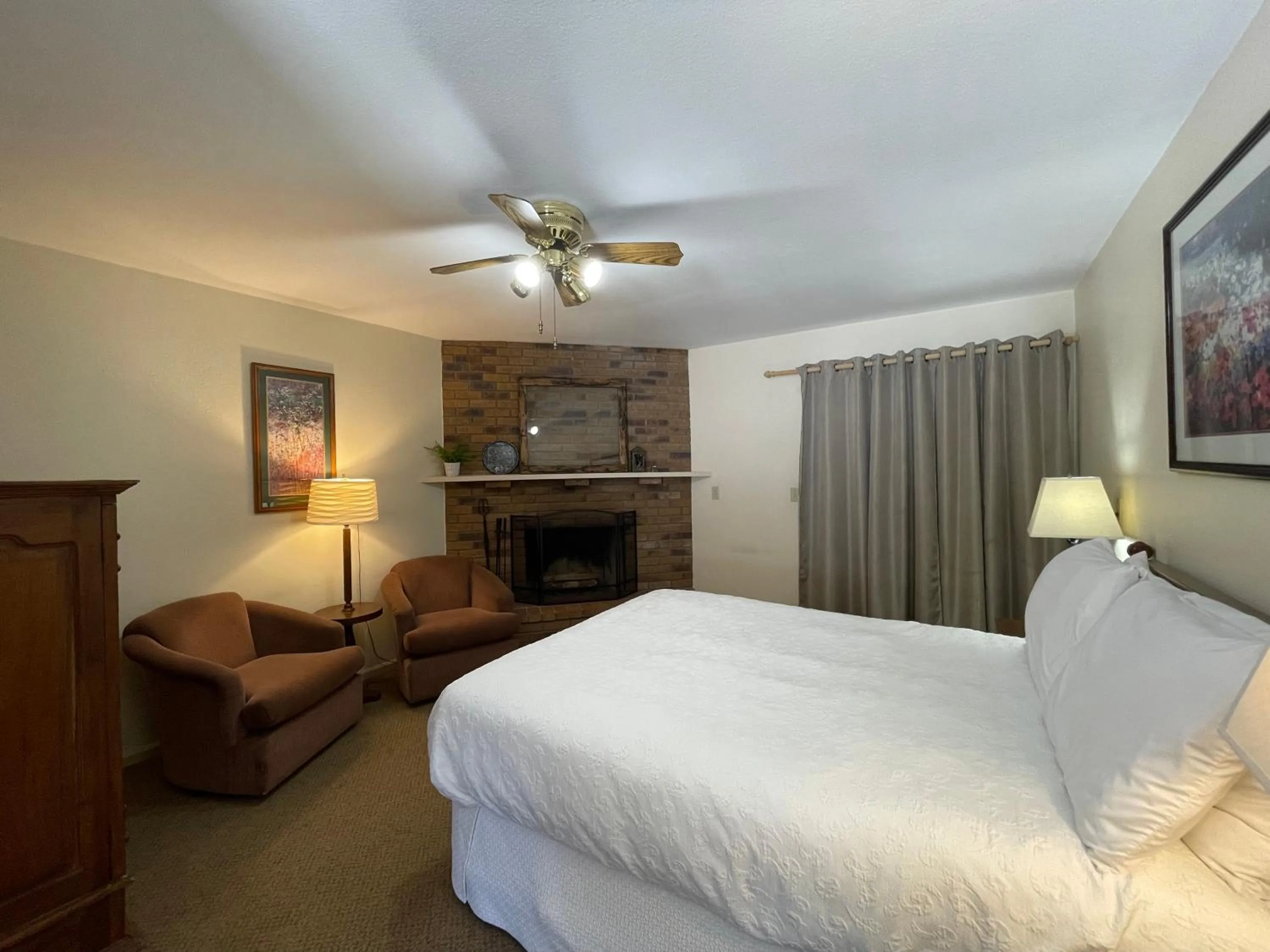 Photo of the whole room, Bed in Hideaway Mountain Lodge