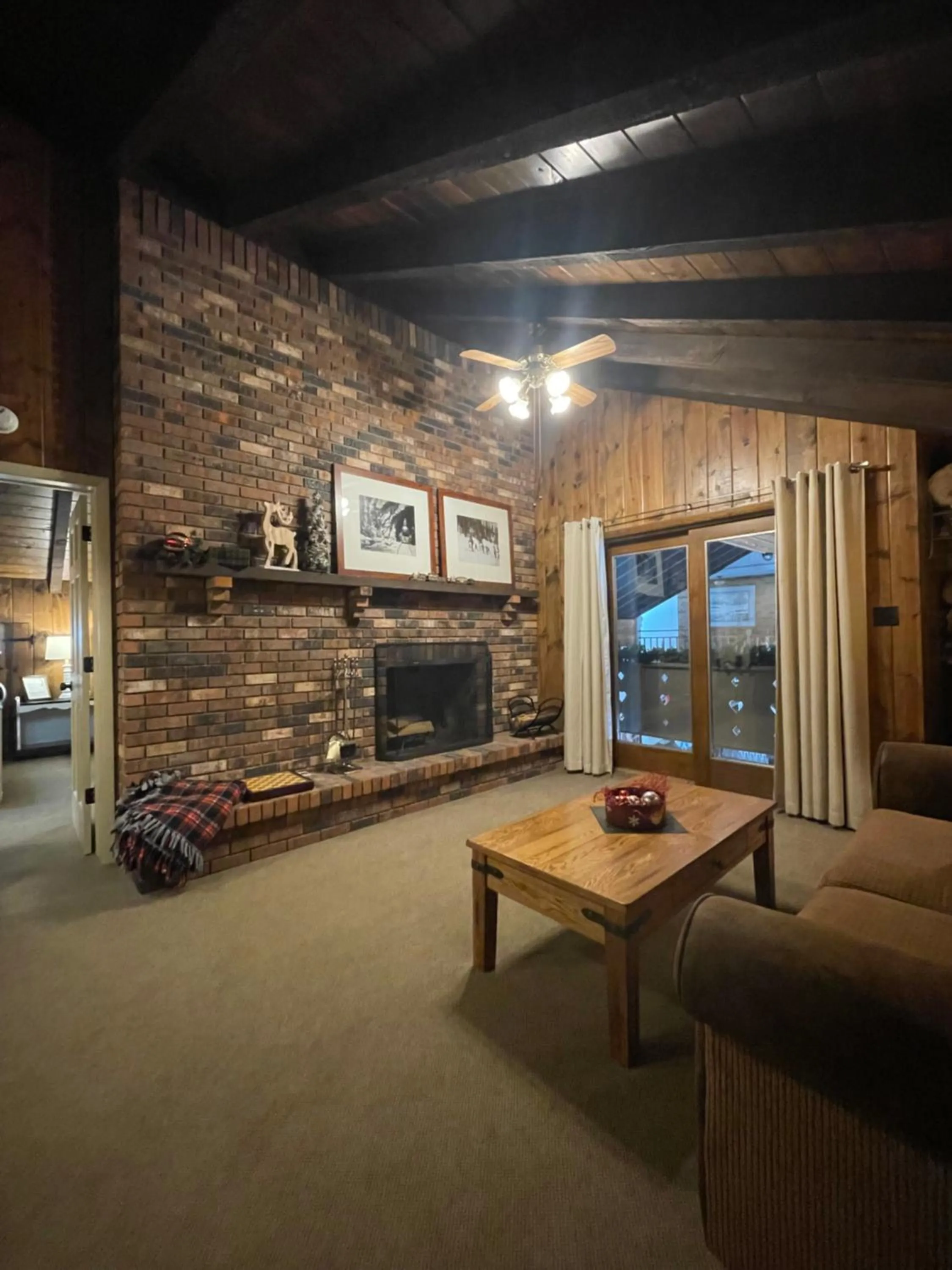 Living room in Hideaway Mountain Lodge