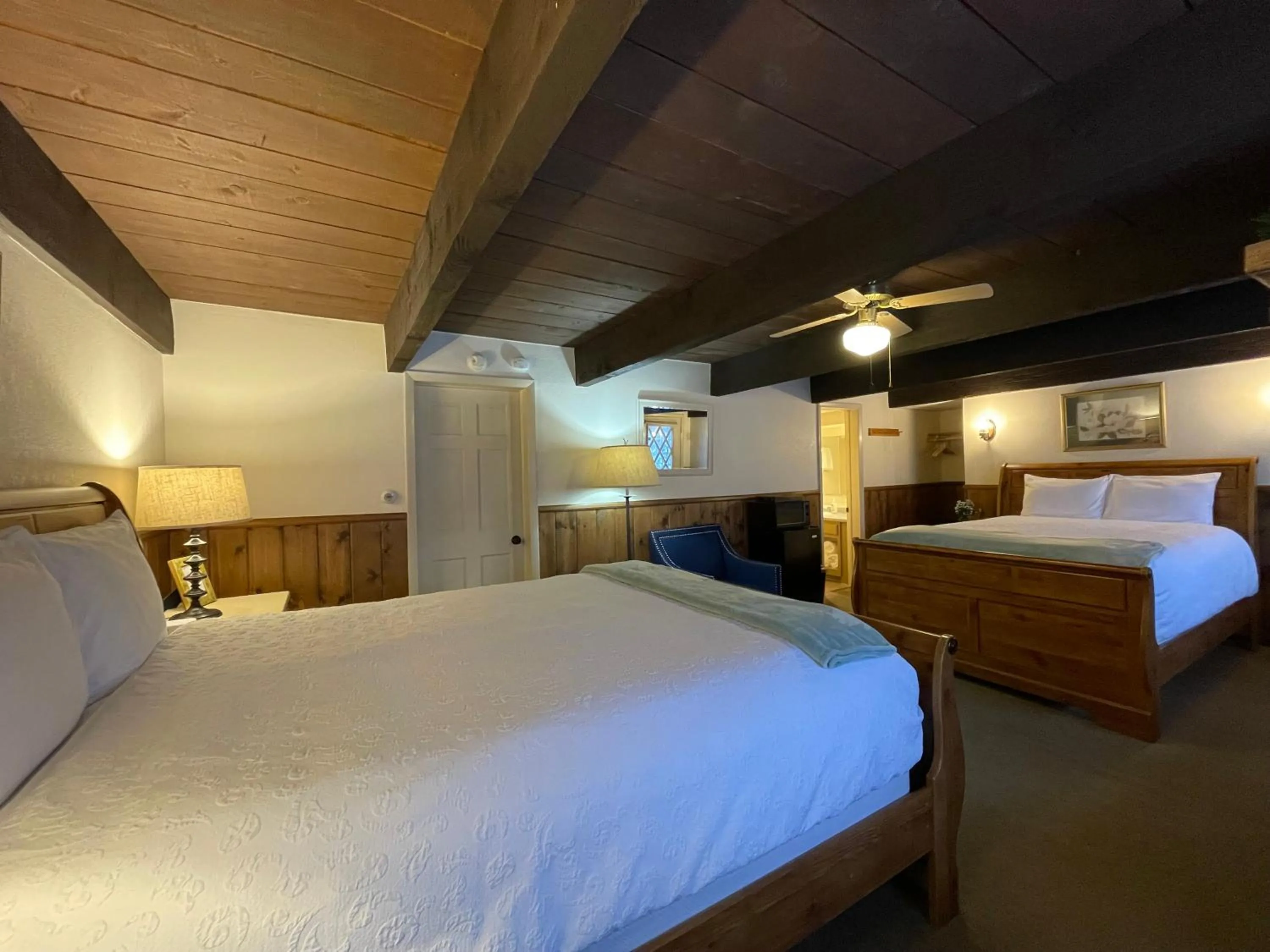 Photo of the whole room, Bed in Hideaway Mountain Lodge