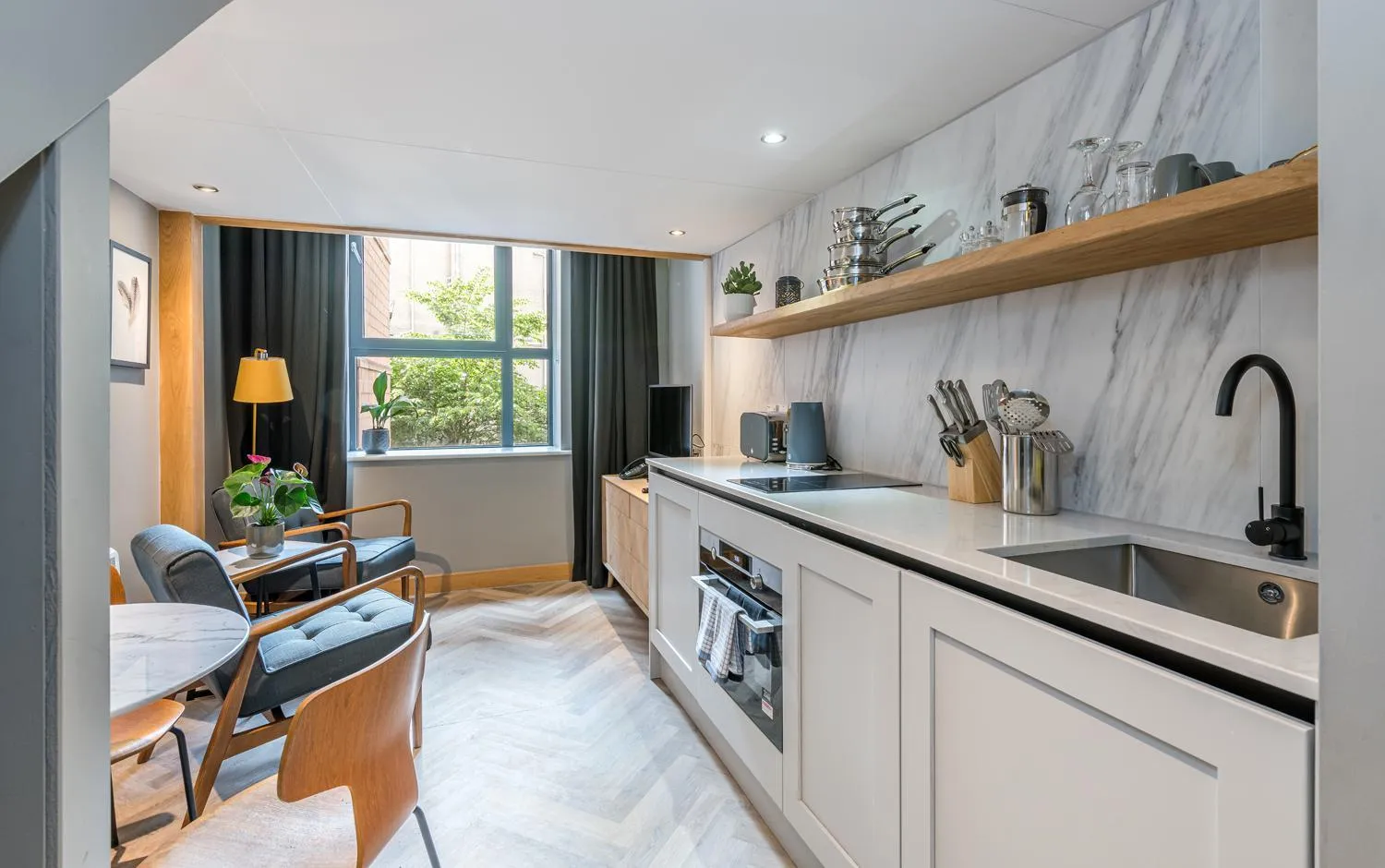Kitchen or kitchenette in KM Apartments