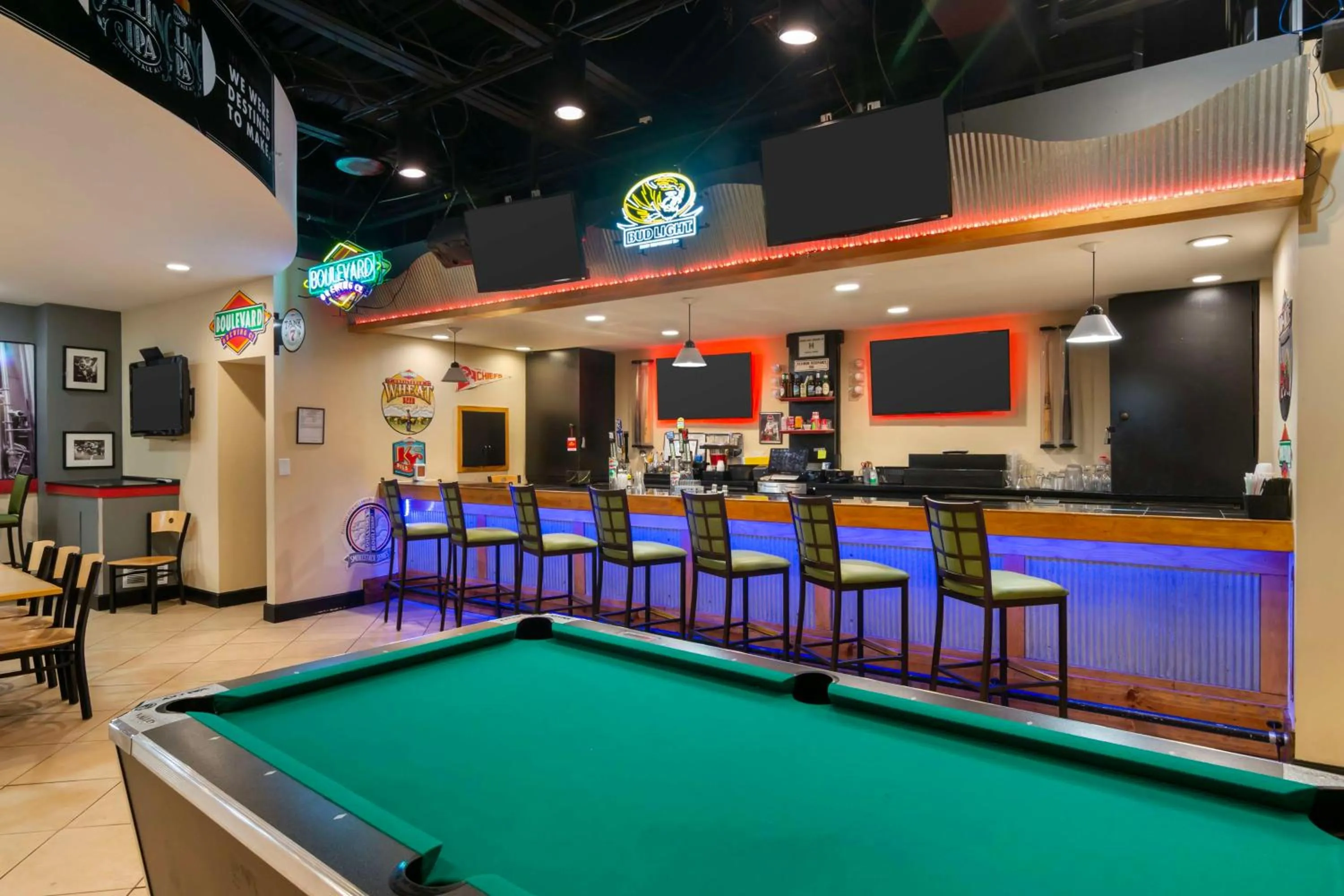 Restaurant/places to eat in Best Western Plus Kansas City Sports Complex Hotel